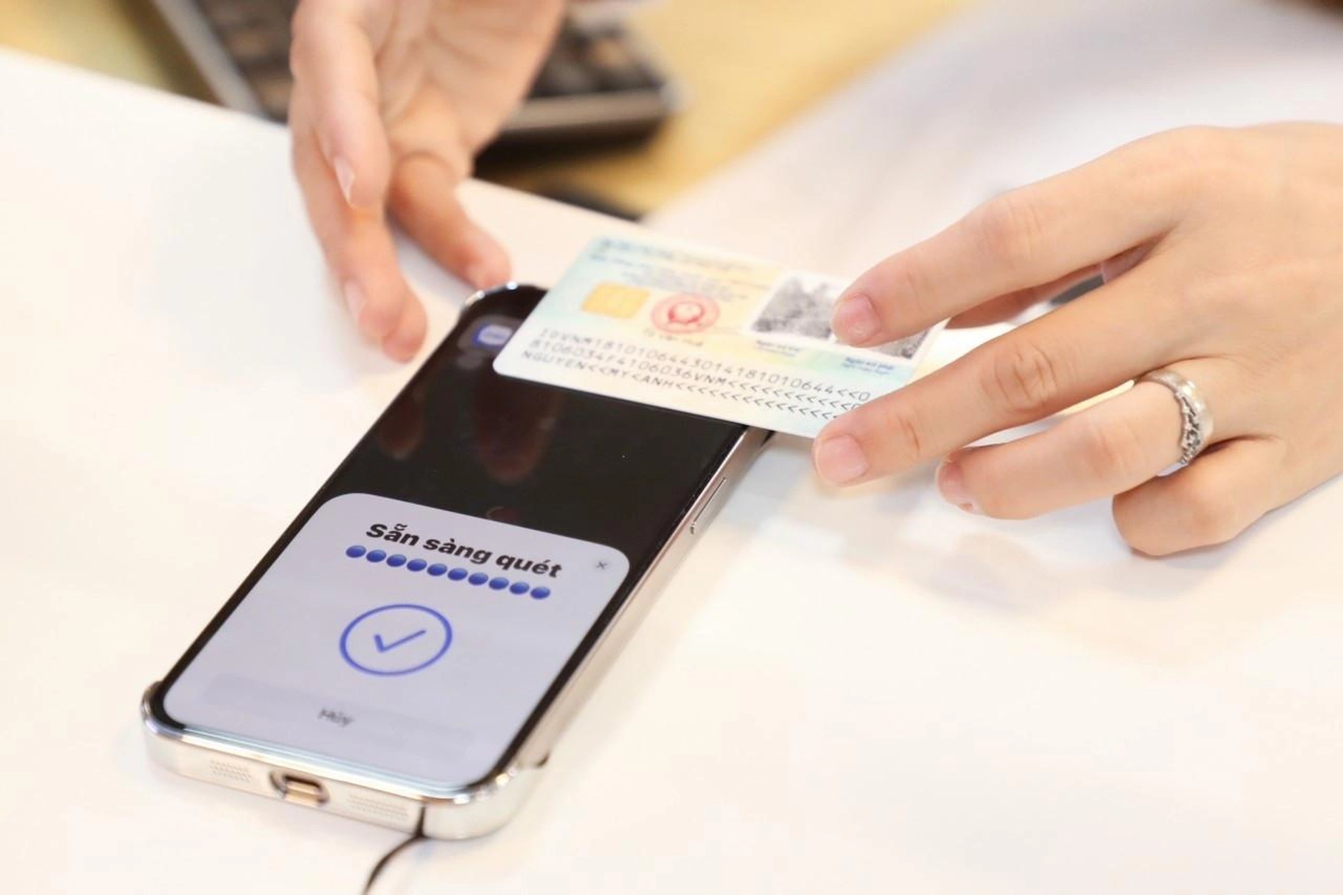 Vì sao đã sử dụng FaceID vẫn cần làm xác thực sinh trắc học ngân hàng?