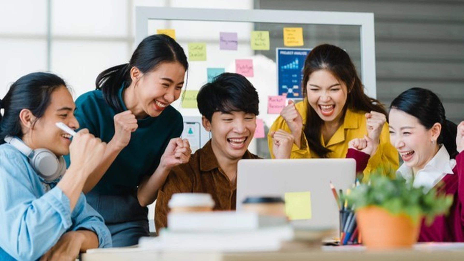 Giới trẻ xem xét tin tức về thị trường tài chính thế nào để đầu tư, tích tiểu thành đại?