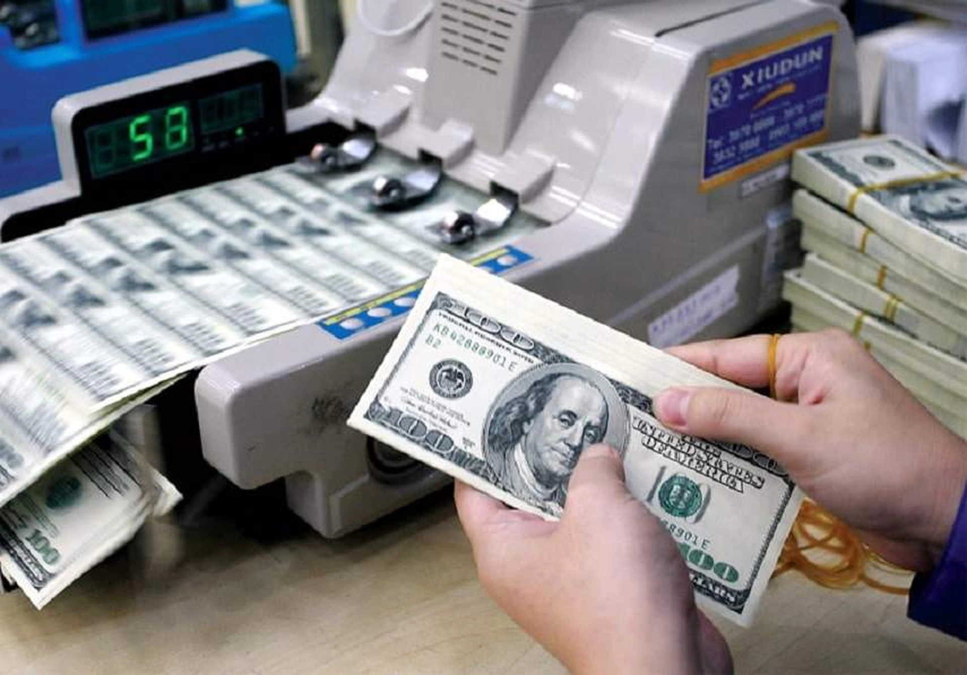 Ngân hàng nào có dịch vụ gửi tiết kiệm ngoại tệ?