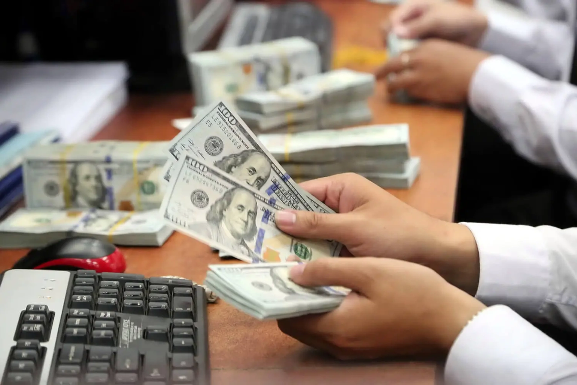 Có những hình thức gửi tiết kiệm ngoại tệ nào hiện nay?