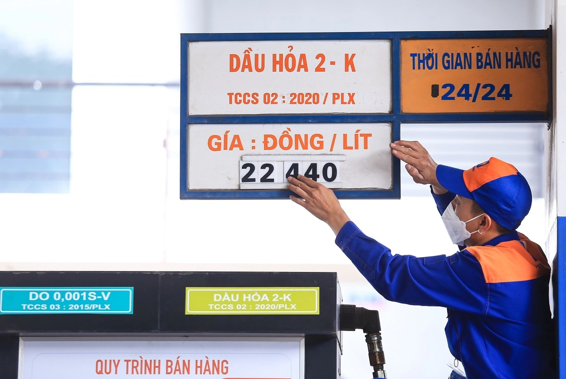 Chi phí kinh doanh dầu định mức trong công thức tính giá dầu cơ sở là gì?