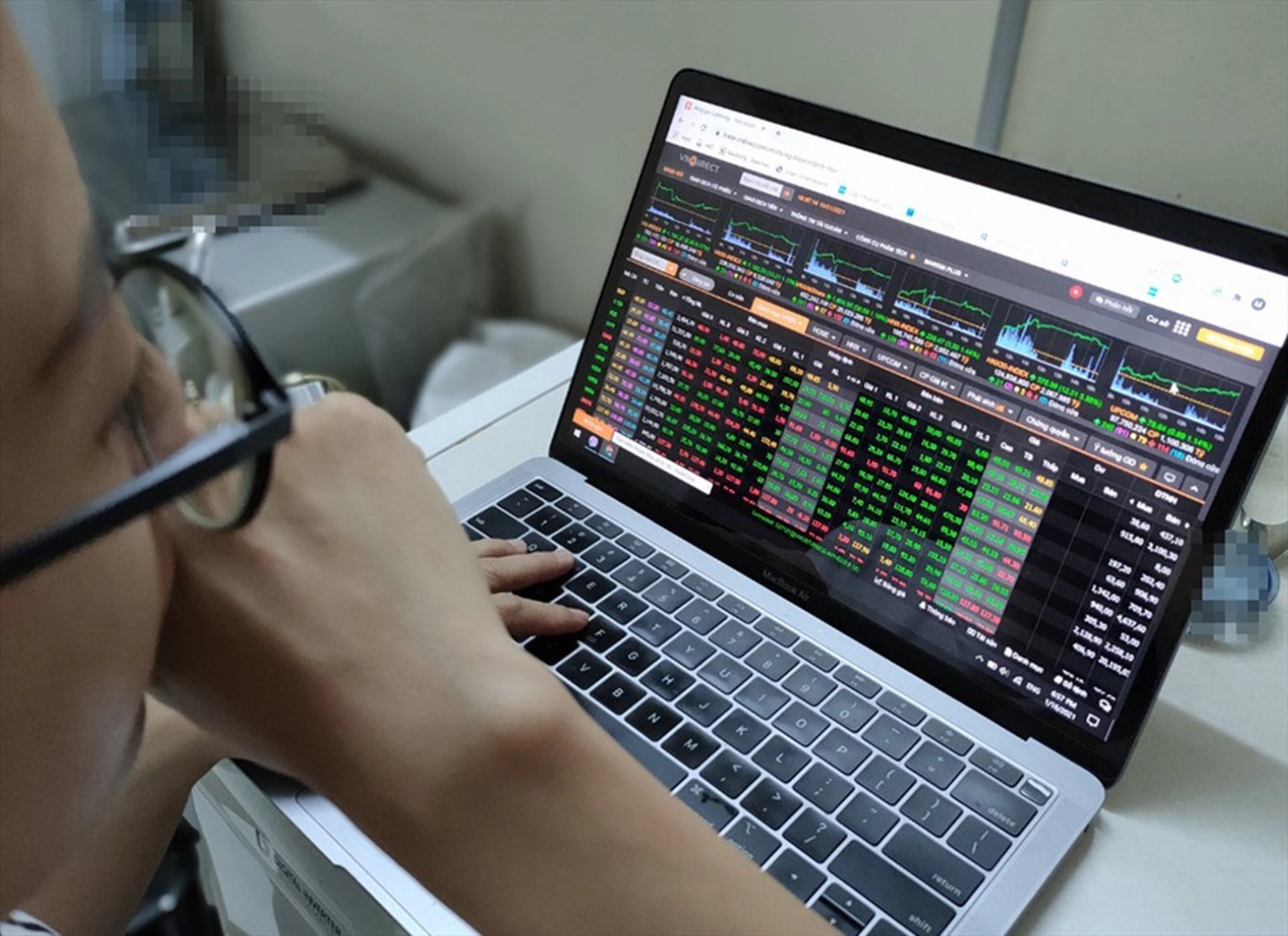 Trong trường hợp nào thì công ty chứng khoán có thể thực hiện đầu tư thay cho khách hàng?