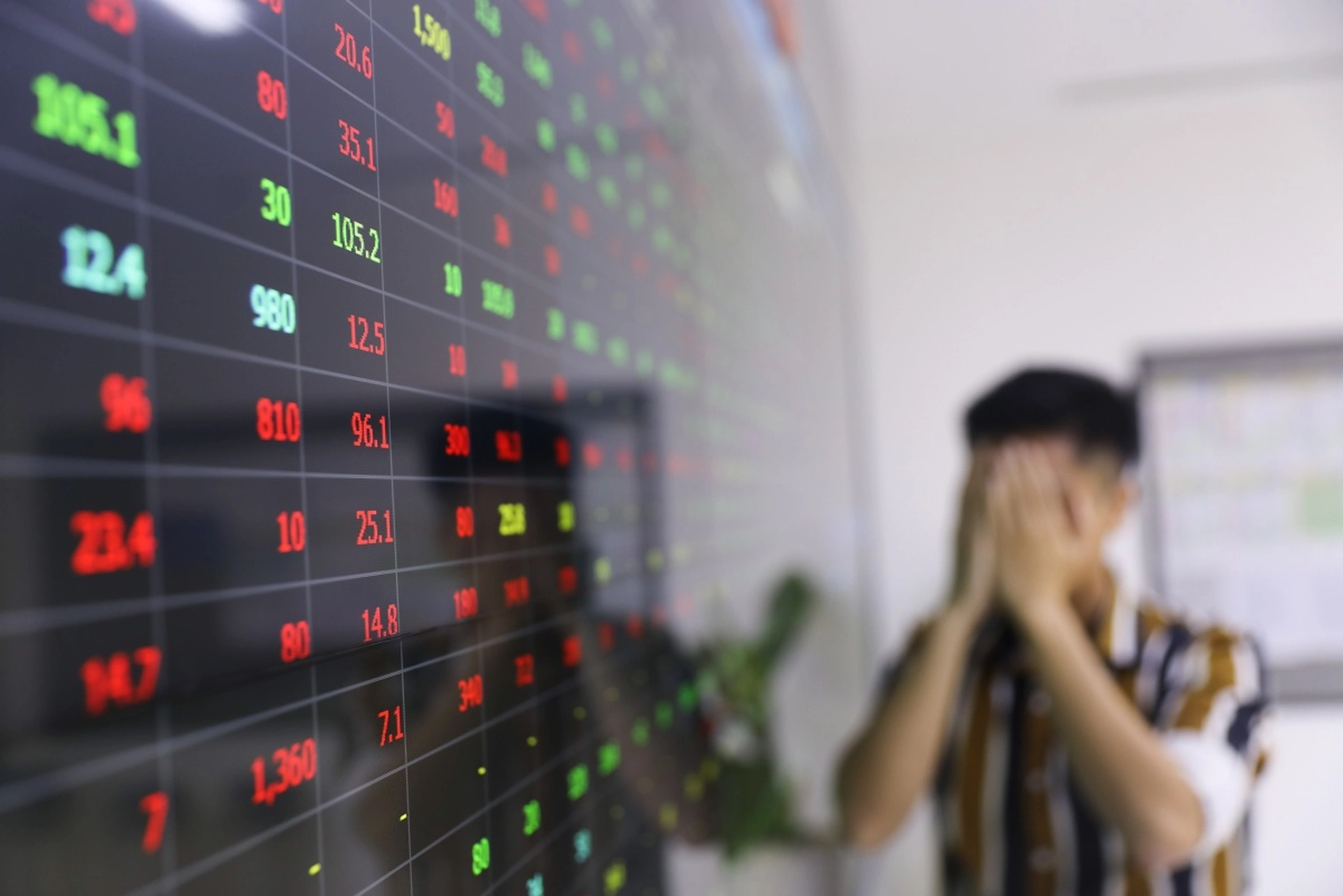 Nhà đầu tư có quyền đòi đền bù trong trường hợp công ty chứng khoán bị tấn công gây gián đoạn giao dịch không? 