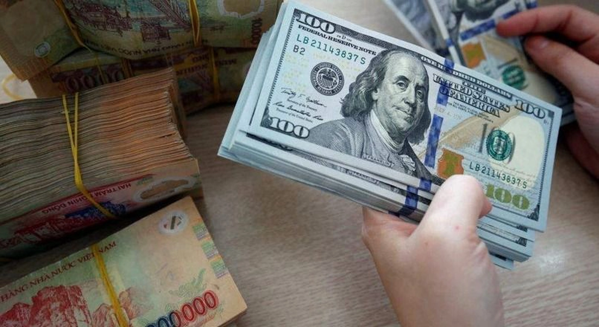 Làm thế nào để tận dụng chênh lệch tỷ giá khi gửi tiết kiệm USD?