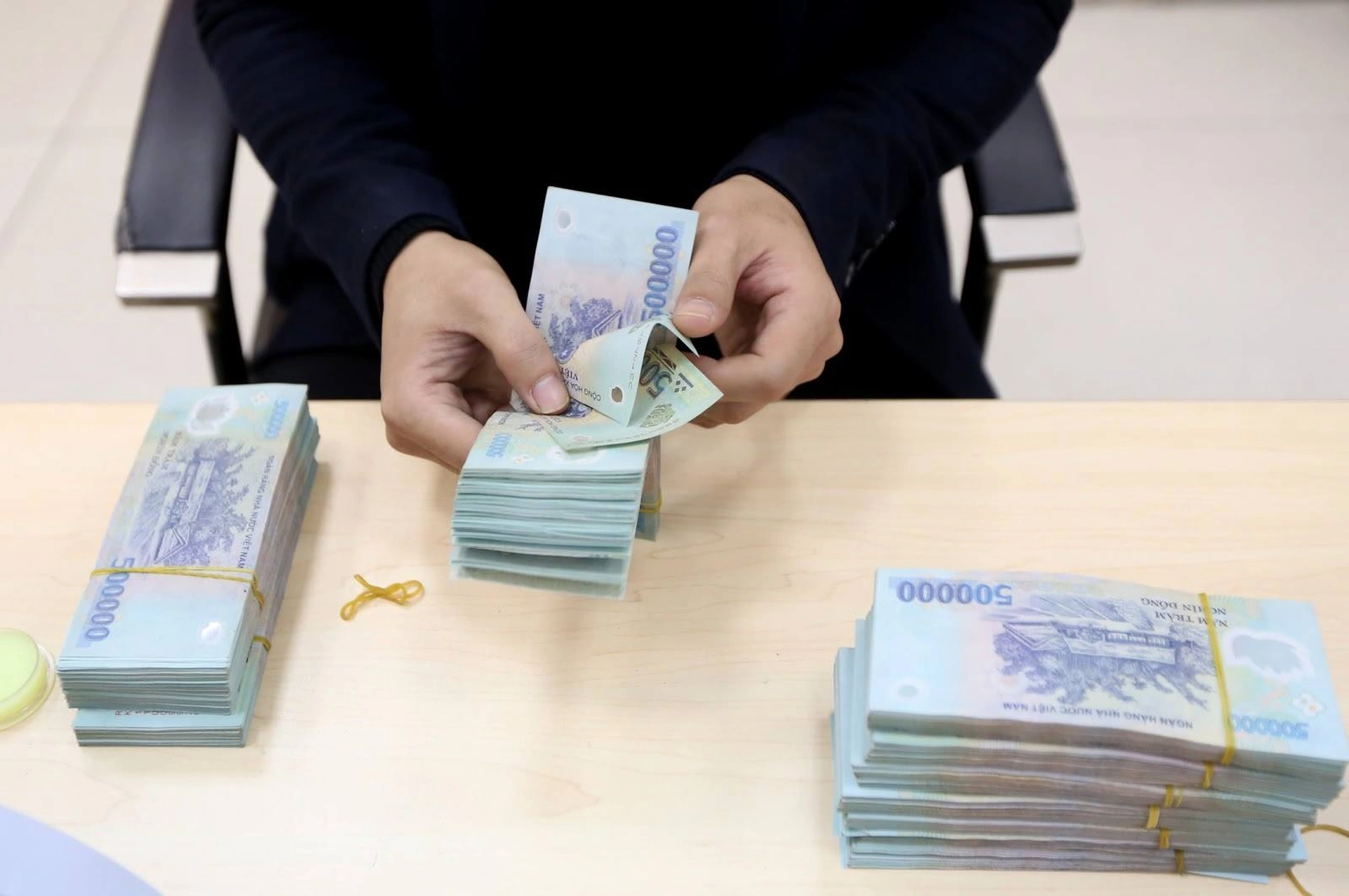 Quy định về việc gửi tiền tiết kiệm chung cho nhiều người là gì?