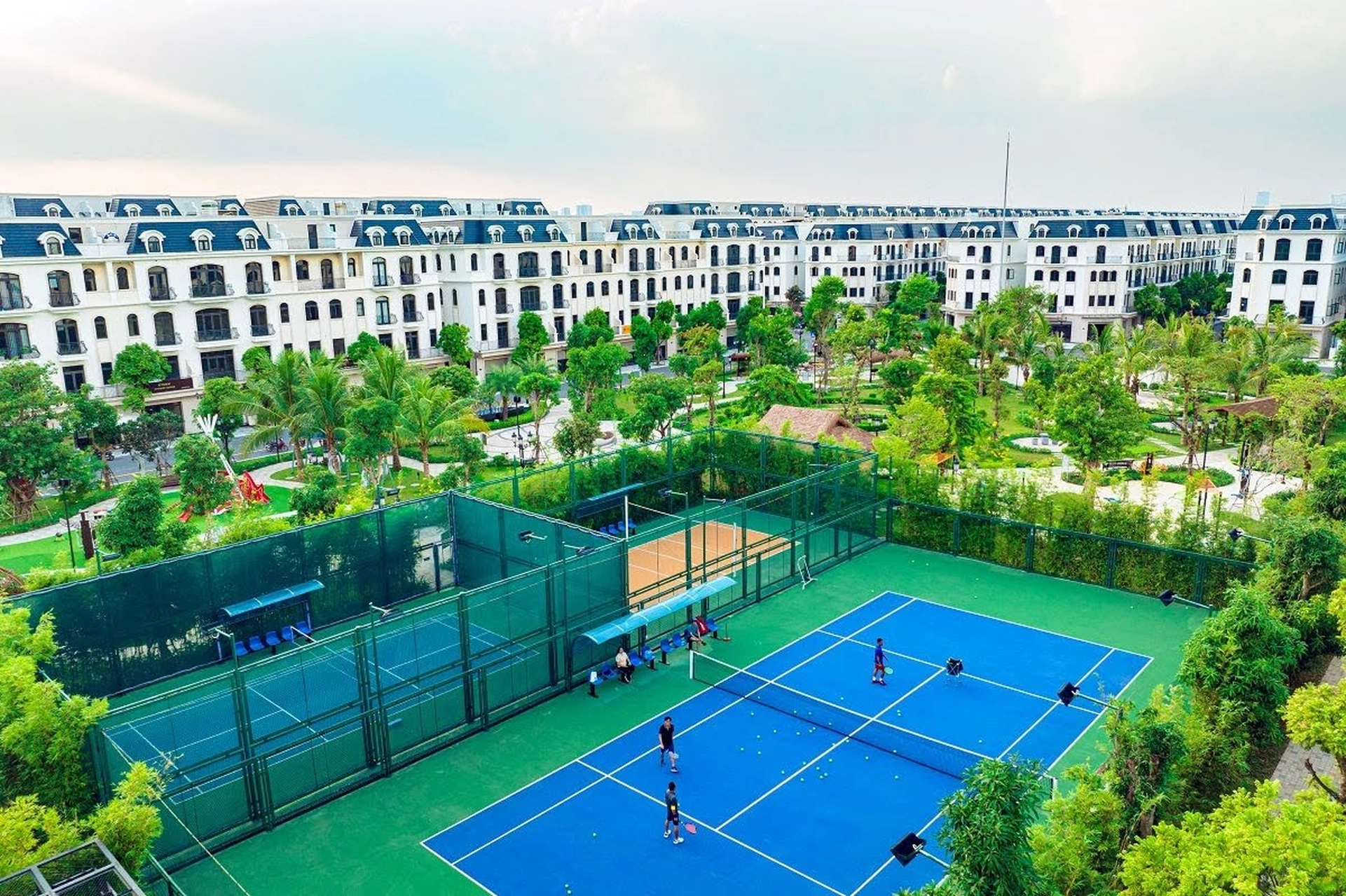 Vé vào sân tennis phục vụ cho khách thuê shophouse Vinhomes Ocean Park là bao nhiêu?