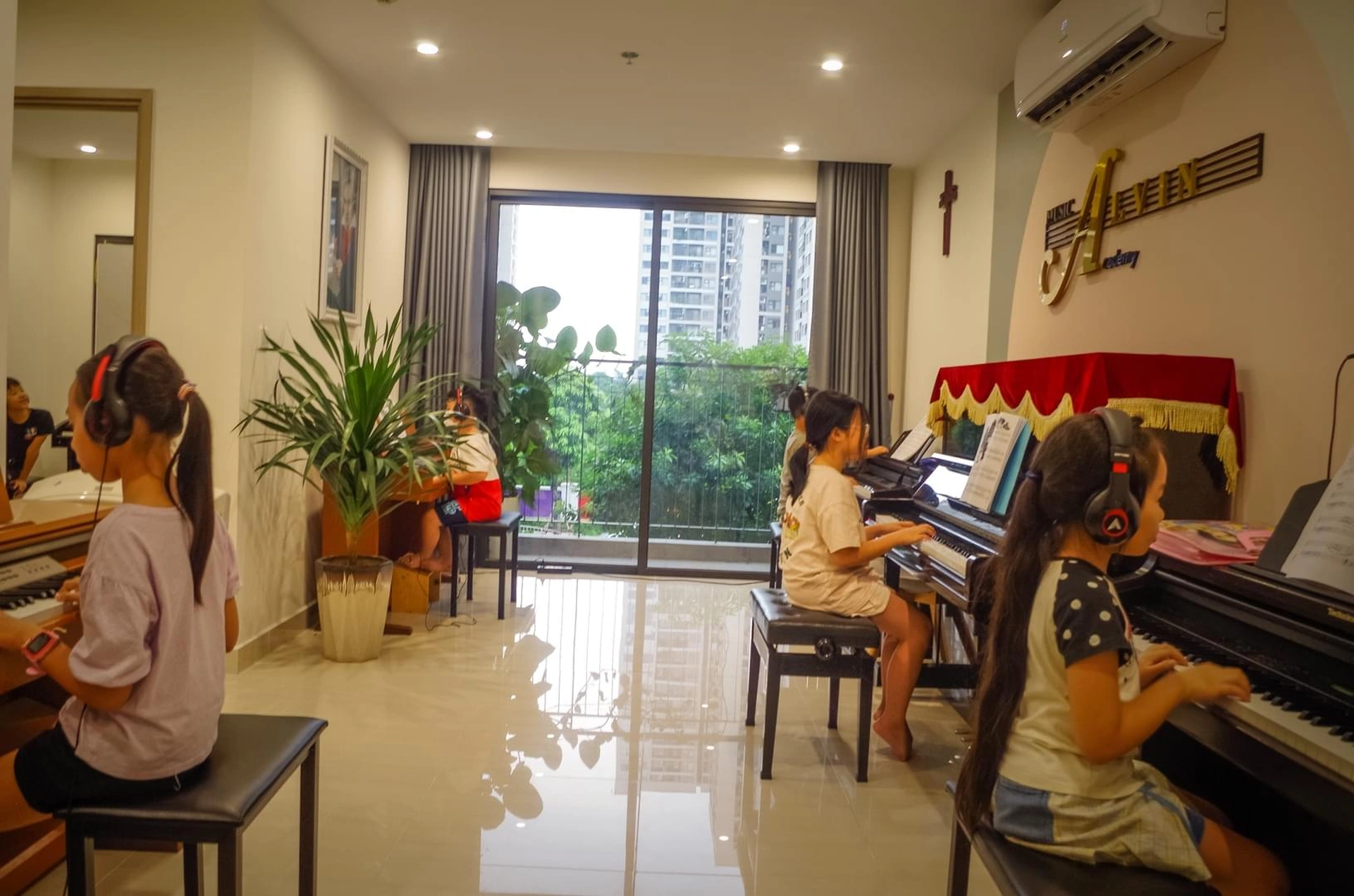 Có lớp học piano nào trong khu vực cho gia đình có trẻ nhỏ thuê căn hộ Vinhomes Ocean Park không?
