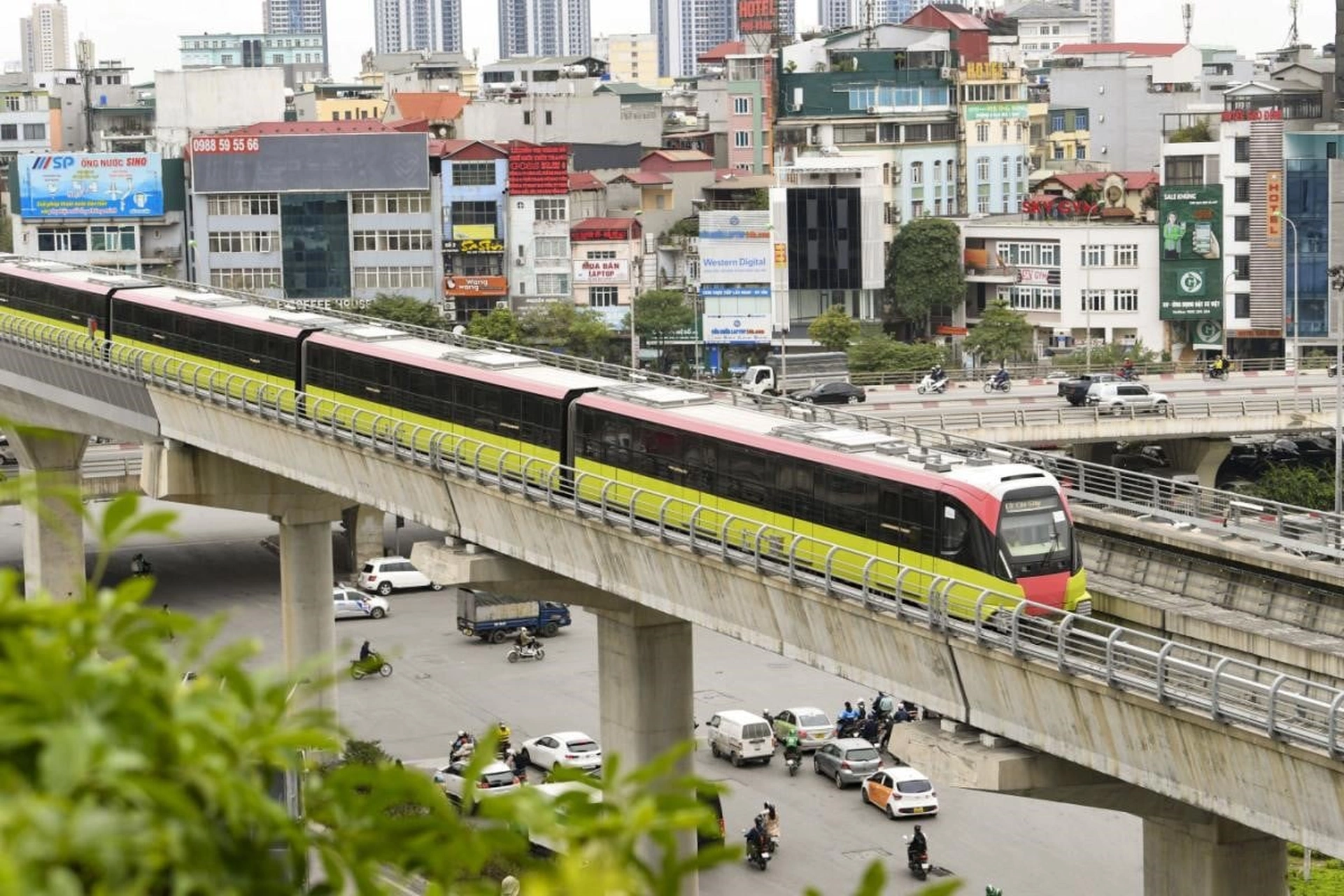 Từ Vinhomes Smart City có thể di chuyển bằng tuyến tàu điện trên cao nào để đến TTTM Lotte Liễu Giai?
