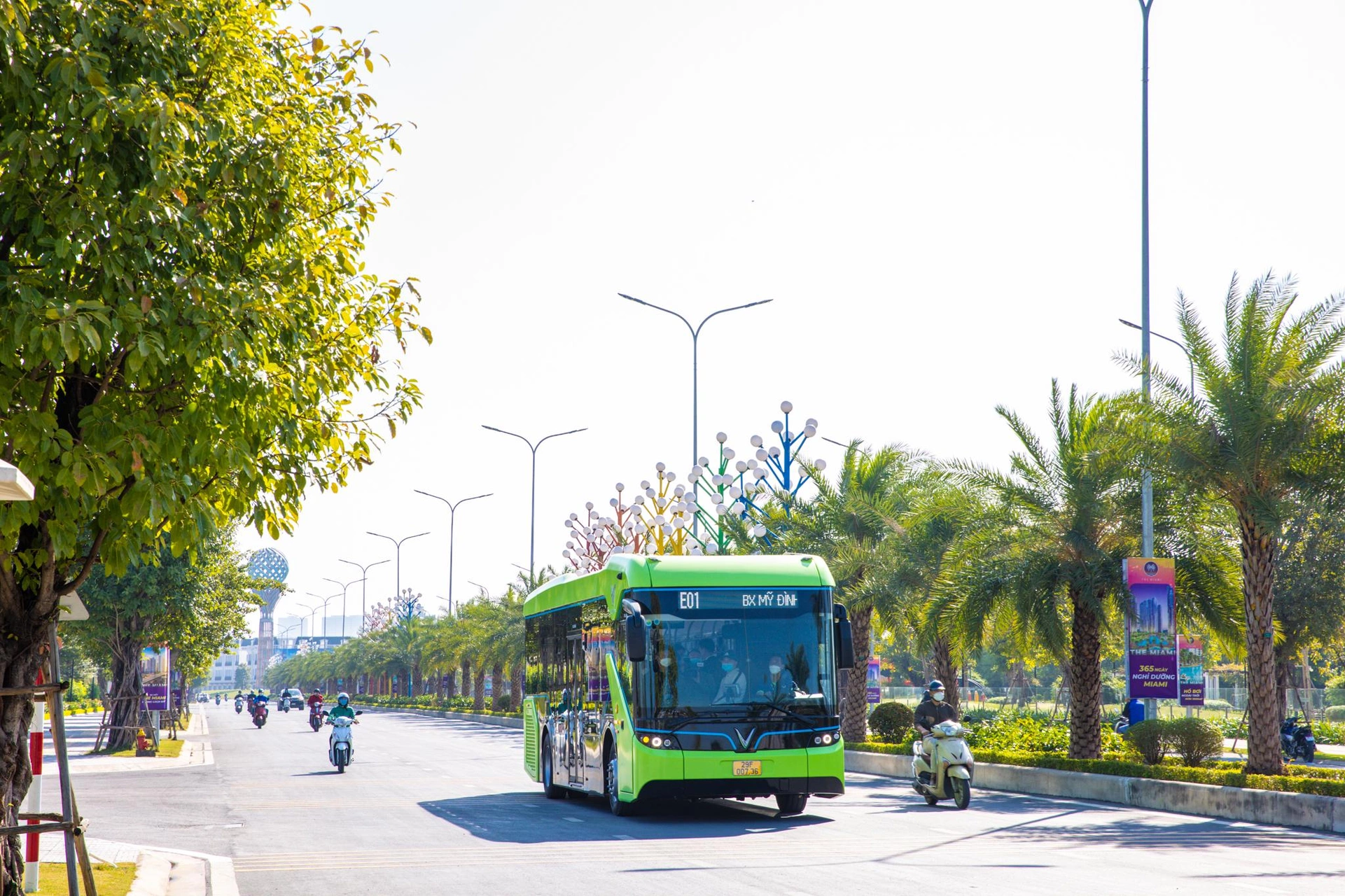 Từ Vinhomes Smart City có thể di chuyển bằng tuyến tàu điện trên cao nào để đến trường đại học Thương Mại?