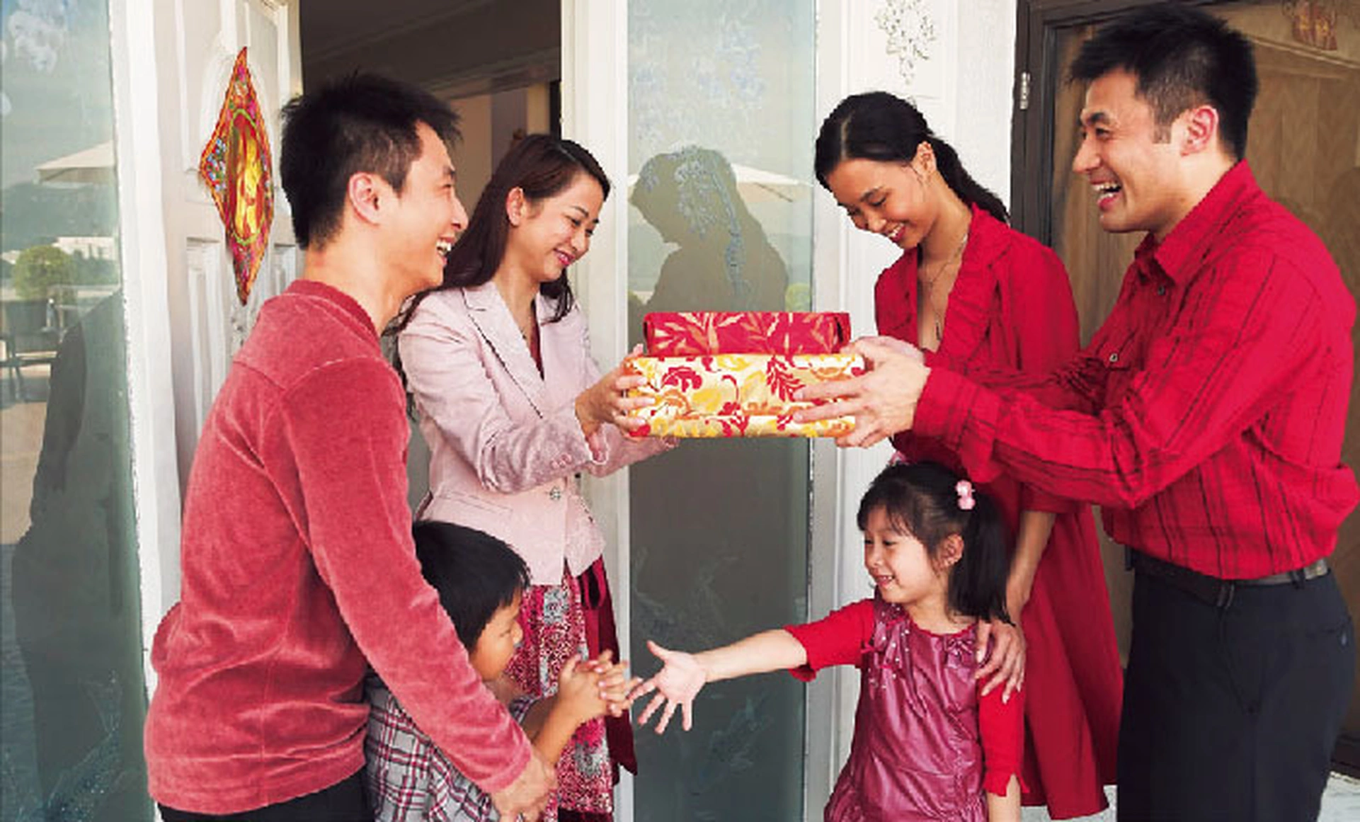 Gia chủ tuổi Đinh Mùi 1967 nên chọn tuổi nào xông nhà trong năm 2025?