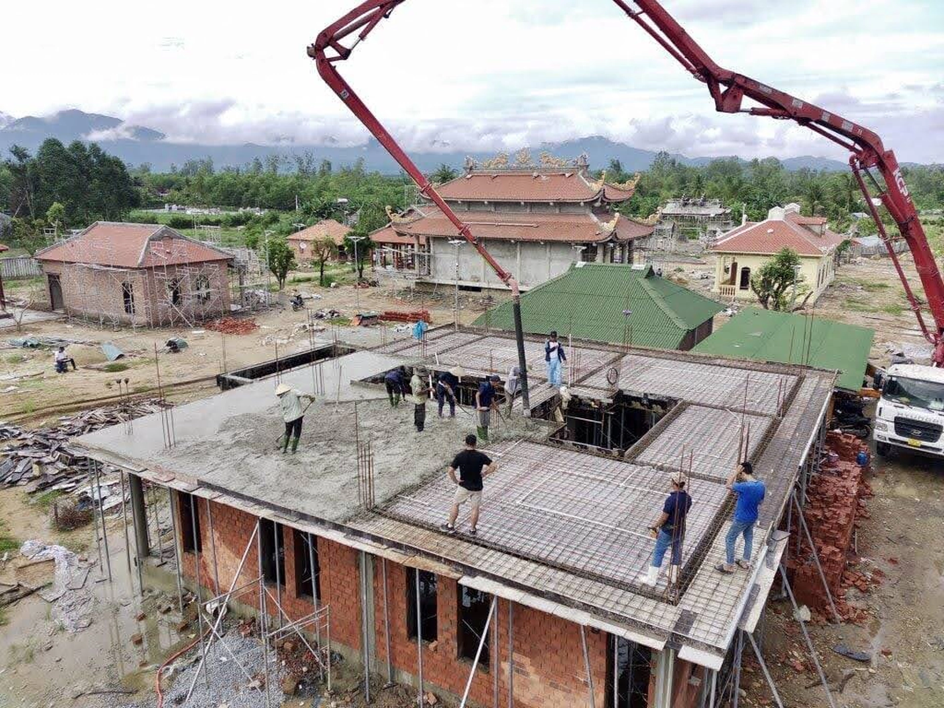 Ngày đổ mái tốt trong tháng 3 năm 2025: Tra cứu chi tiết
