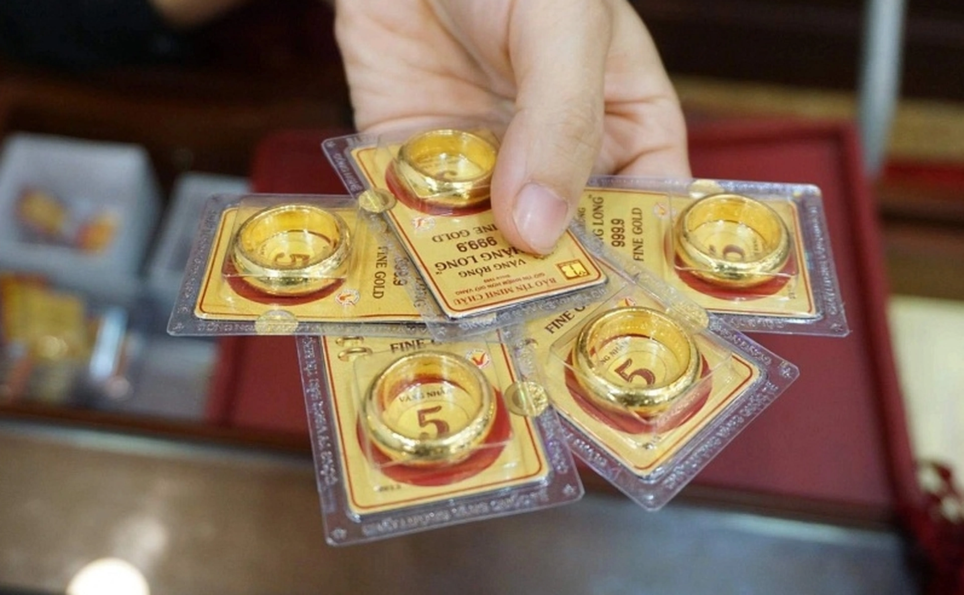 Giá vàng hôm nay 21/5/2025: Neo cao 119,3 triệu đồng/lượng
