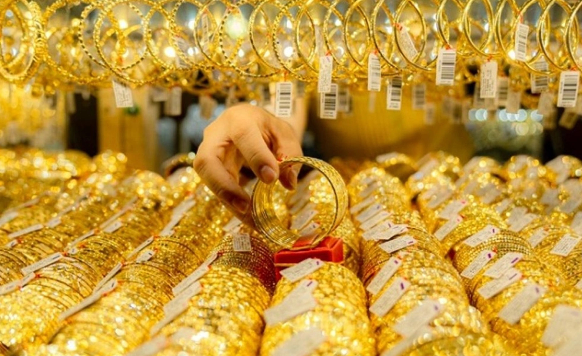 Giá vàng hôm nay 3/7/2025: Sát mốc 121 triệu đồng
