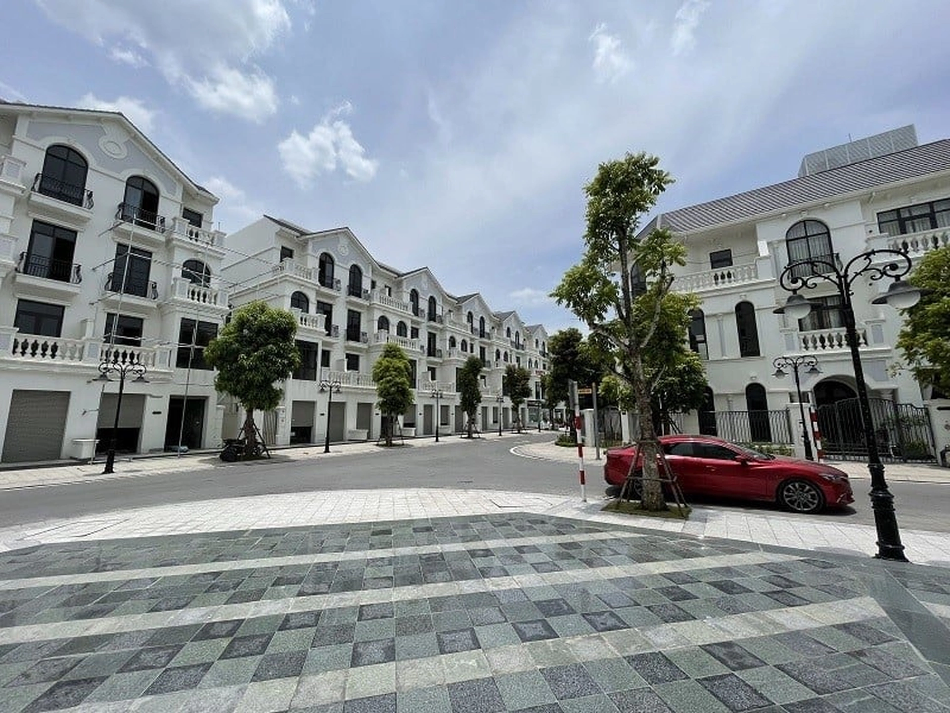 Nên lựa chọn bàn giao thô hay bàn giao hoàn thiện khi mua căn thấp tầng liền kề tại Vinhomes Ocean Park 2 để giảm áp lực tài chính?