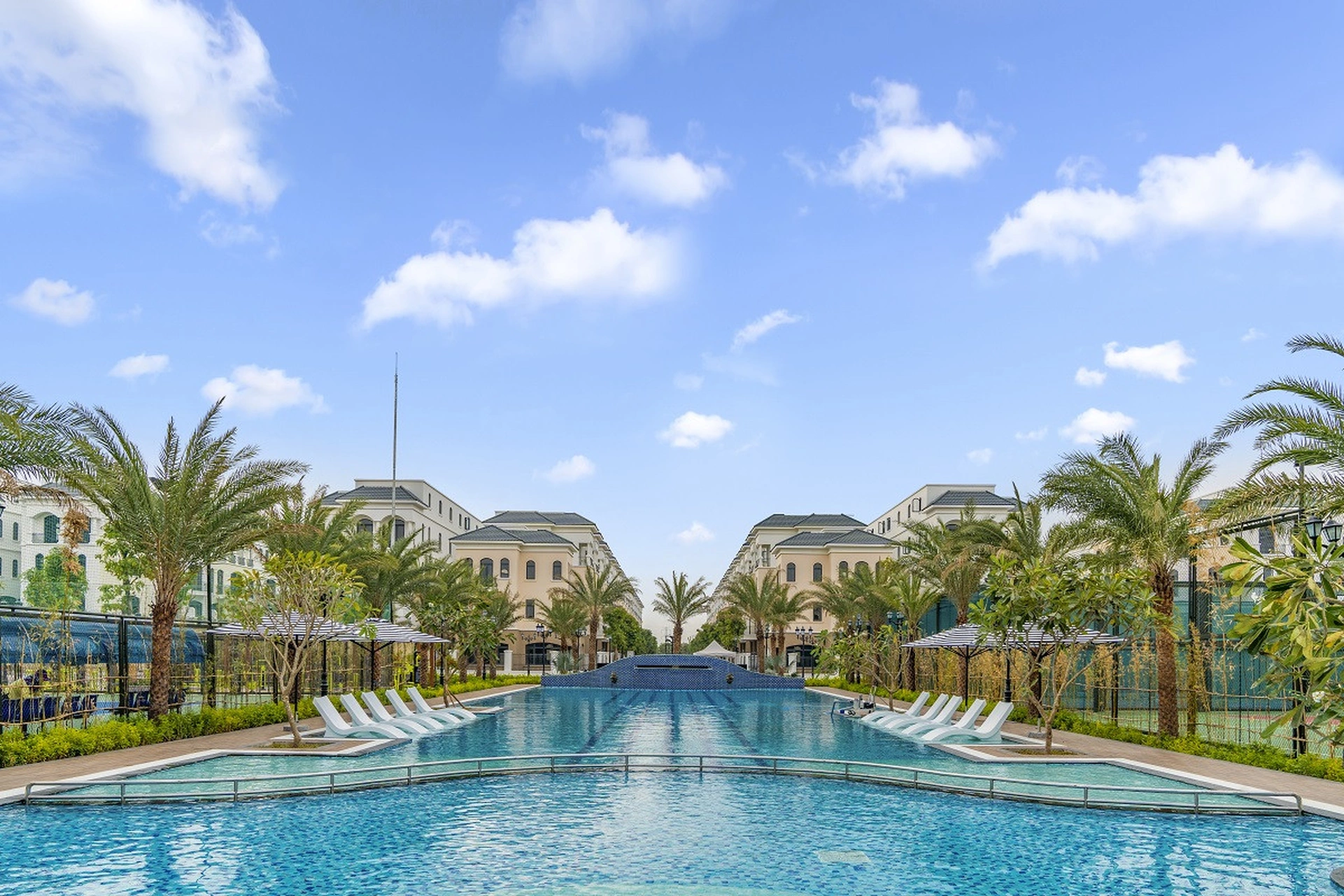Có bao nhiêu bể bơi nội khu tại Vinhomes Ocean Park 2 đã hoàn thiện?