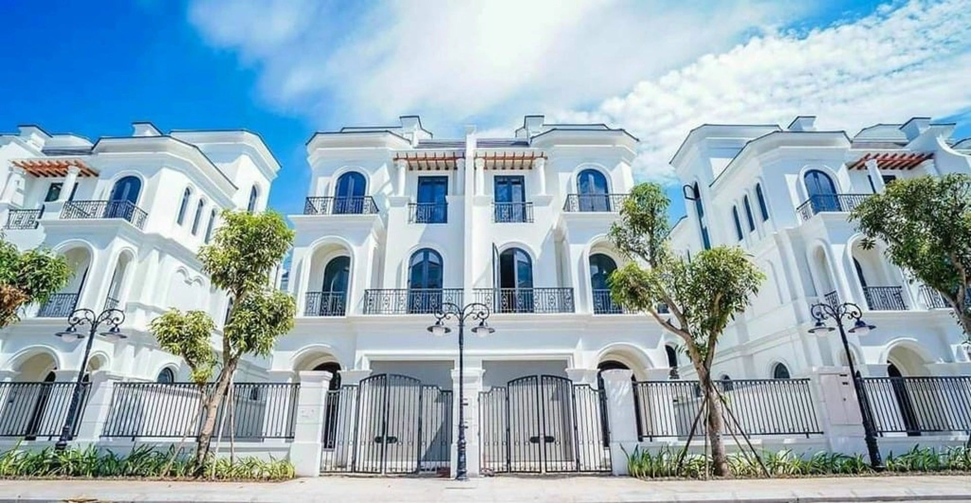 Biệt thự song lập nhà phố phân khu Sao Biển Vinhomes Ocean Park 2 nằm ở những trục đường nội khu nào?
