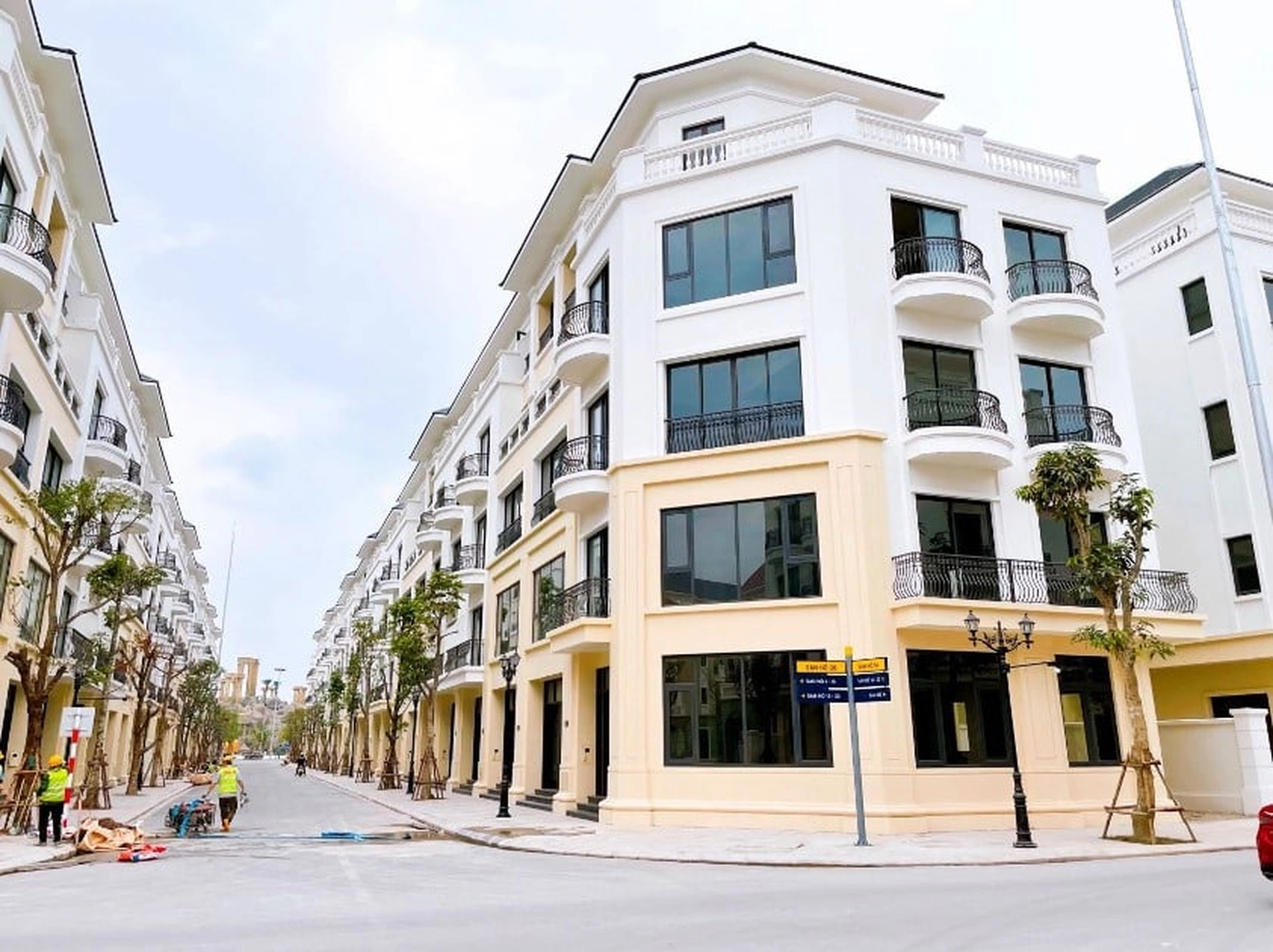 Biệt thự liền kề xẻ khe 135m2, mặt tiền 9m phân khu San Hô có giá bán bao nhiêu?