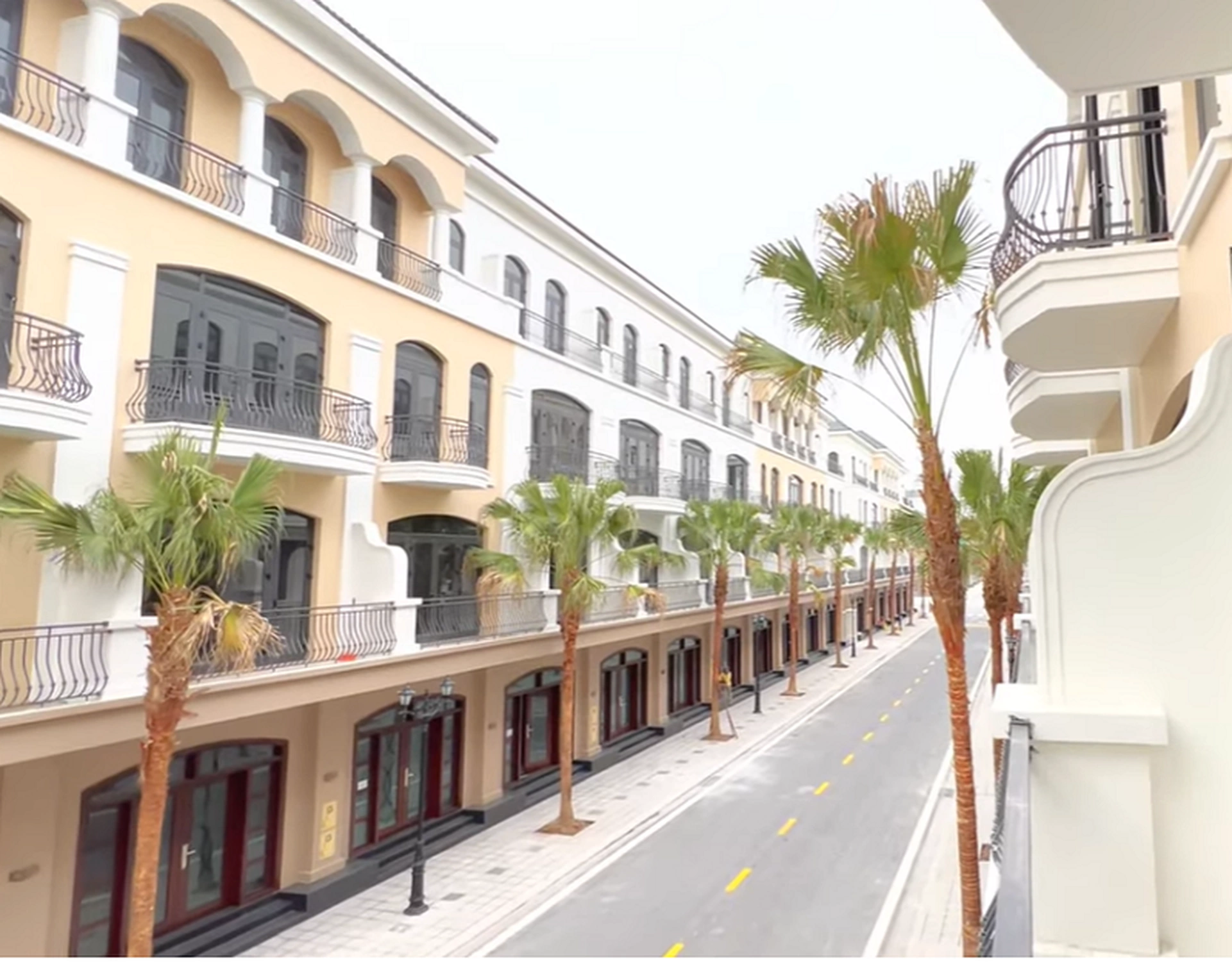 Shophouse xẻ khe 112m2, mặt tiền 7m trục Chà Là 5 phân khu Chà Là bao nhiêu tiền 1m2?