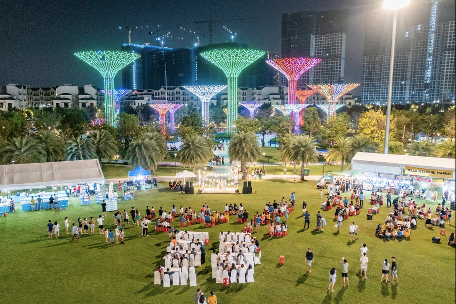 Phố ẩm thực đêm Sài Gòn tại Vinhomes Grand Park Quận 9: Chốn vui chơi không thể bỏ lỡ mùa hè này