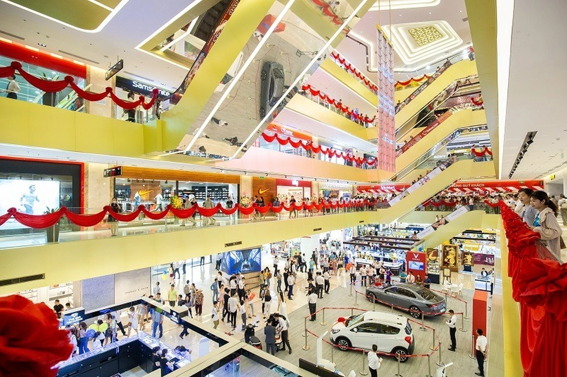 Cuối tuần ăn gì, chơi đâu ở Vincom Center Trần Duy Hưng?