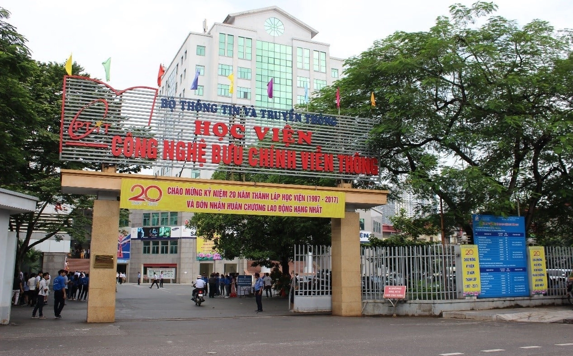 Gần Học viện Công nghệ Bưu chính Viễn thông có chung cư nào đang bán căn hộ 2 phòng ngủ?