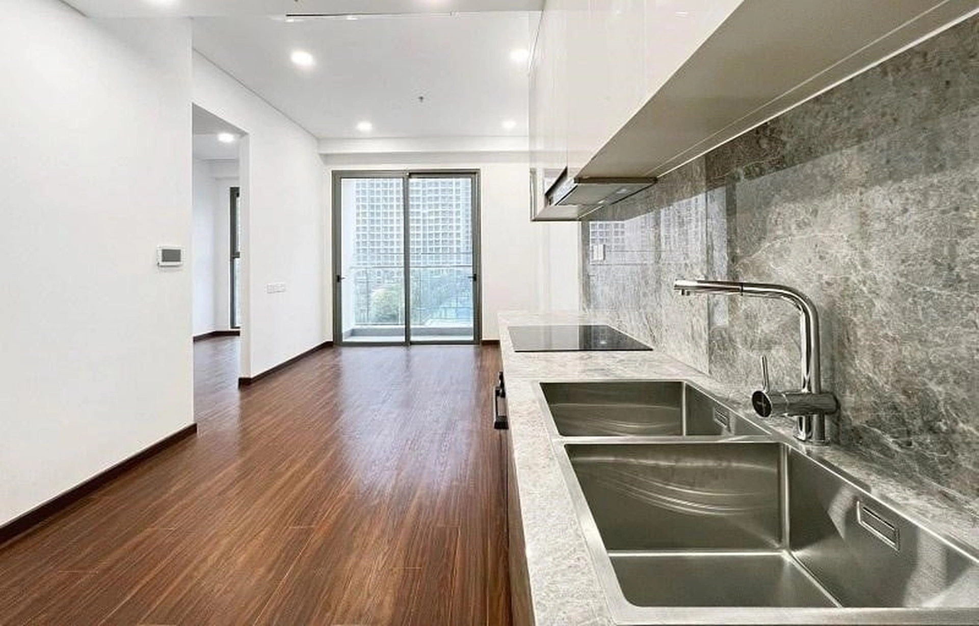 Hệ thống cửa kính Low-E - Tiêu chuẩn bàn giao nội thất chuẩn quốc tế tại phân khu Miami - Masteri Waterfront