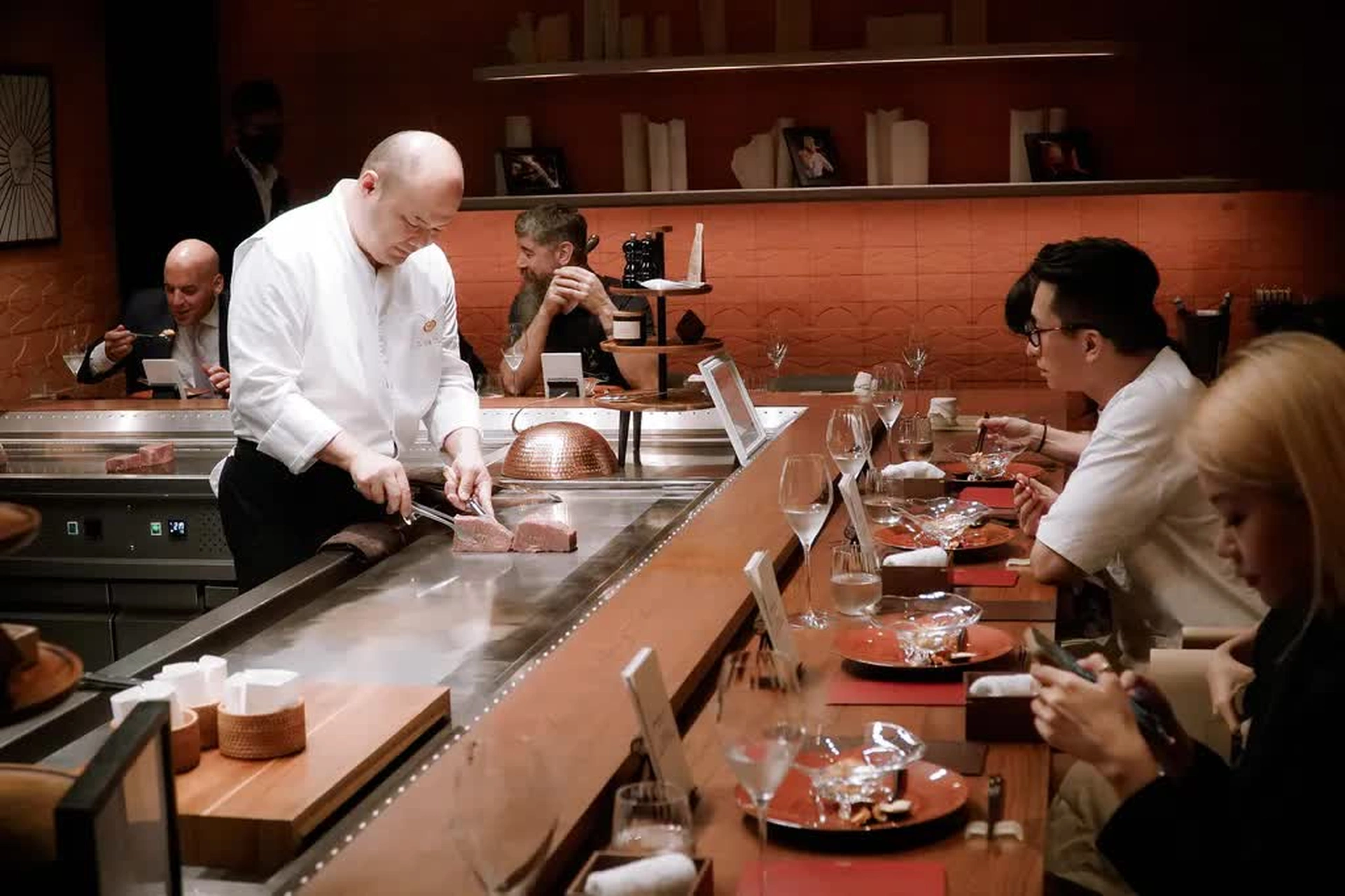 Hướng dẫn cách di chuyển từ Masteri West Heights đến nhà hàng một sao Michelin Hibana by Koki