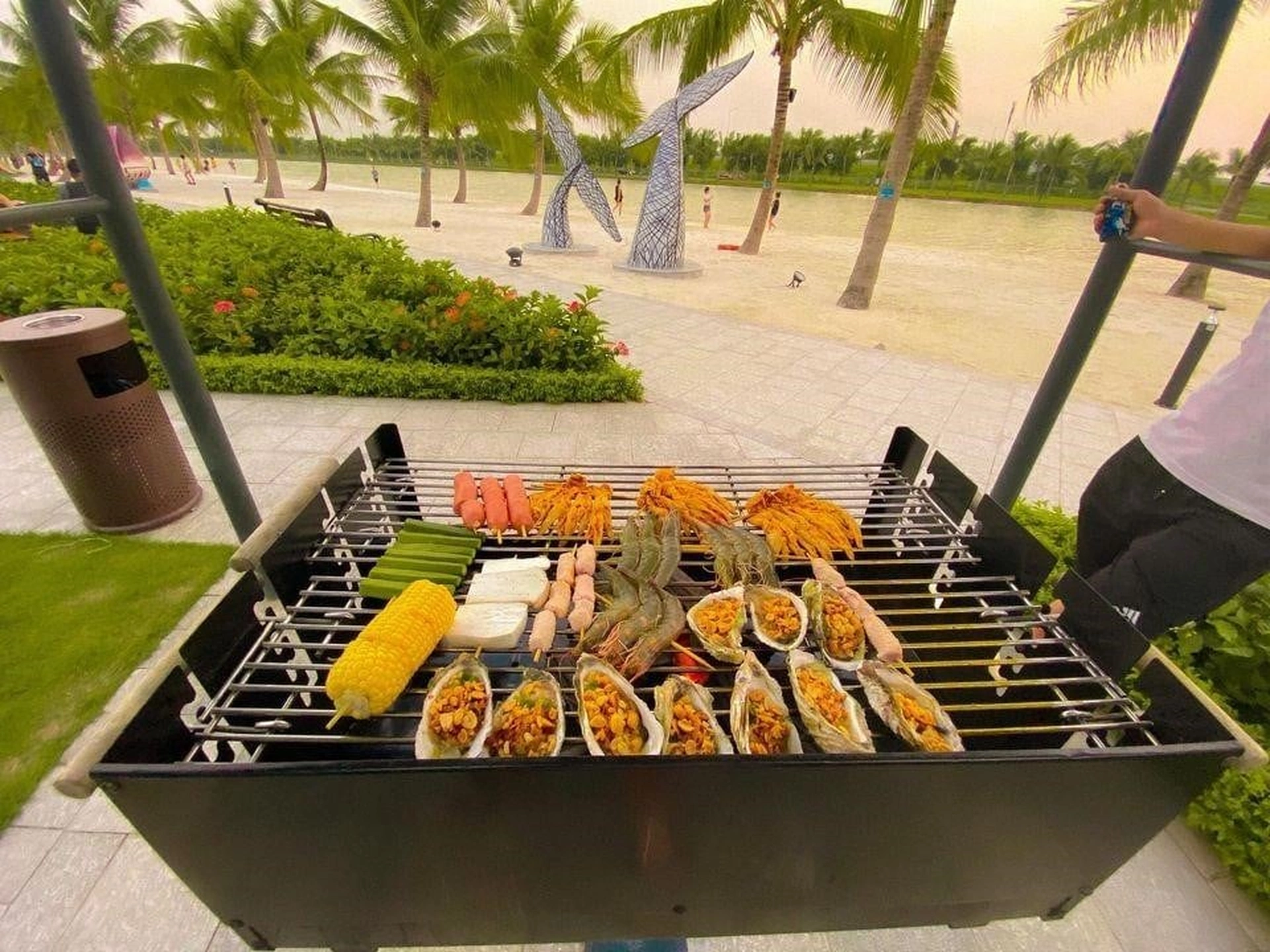 Khách mang đồ ăn chuẩn bị sẵn có được đặt bếp nướng BBQ ở Vinhomes Ocean Park không và tốn bao nhiêu tiền?