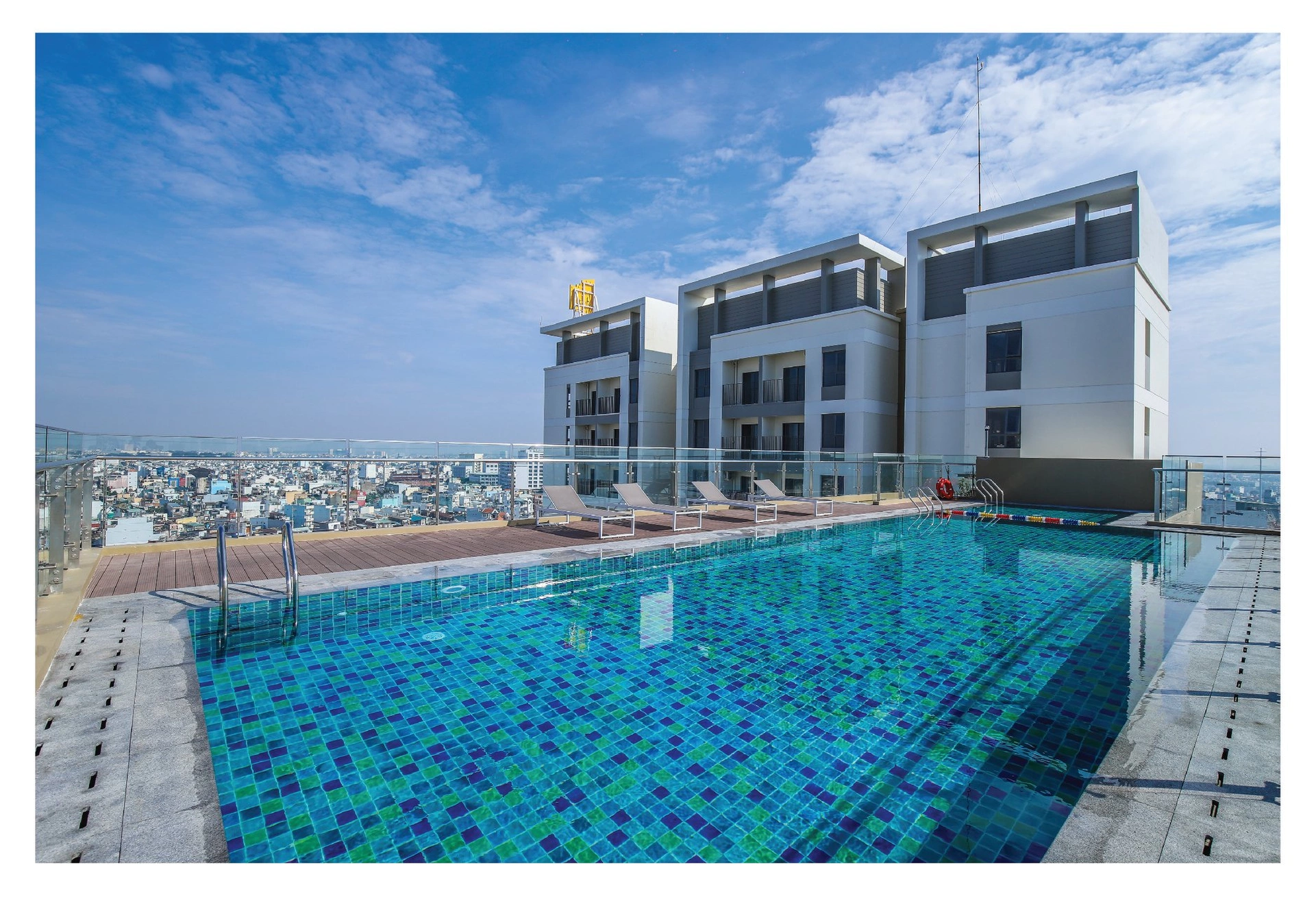 Check-in thả ga tại hồ bơi tầng thượng chung cư M-One Gia Định