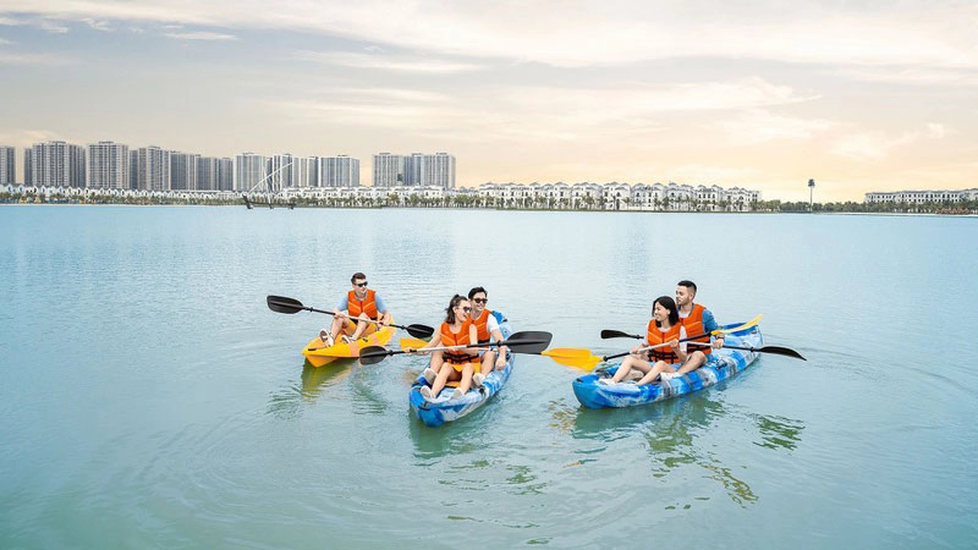 Khám phá hoạt động chèo thuyền kayak tại Vinhomes Ocean Park 1, 2, 3 mùa hè này