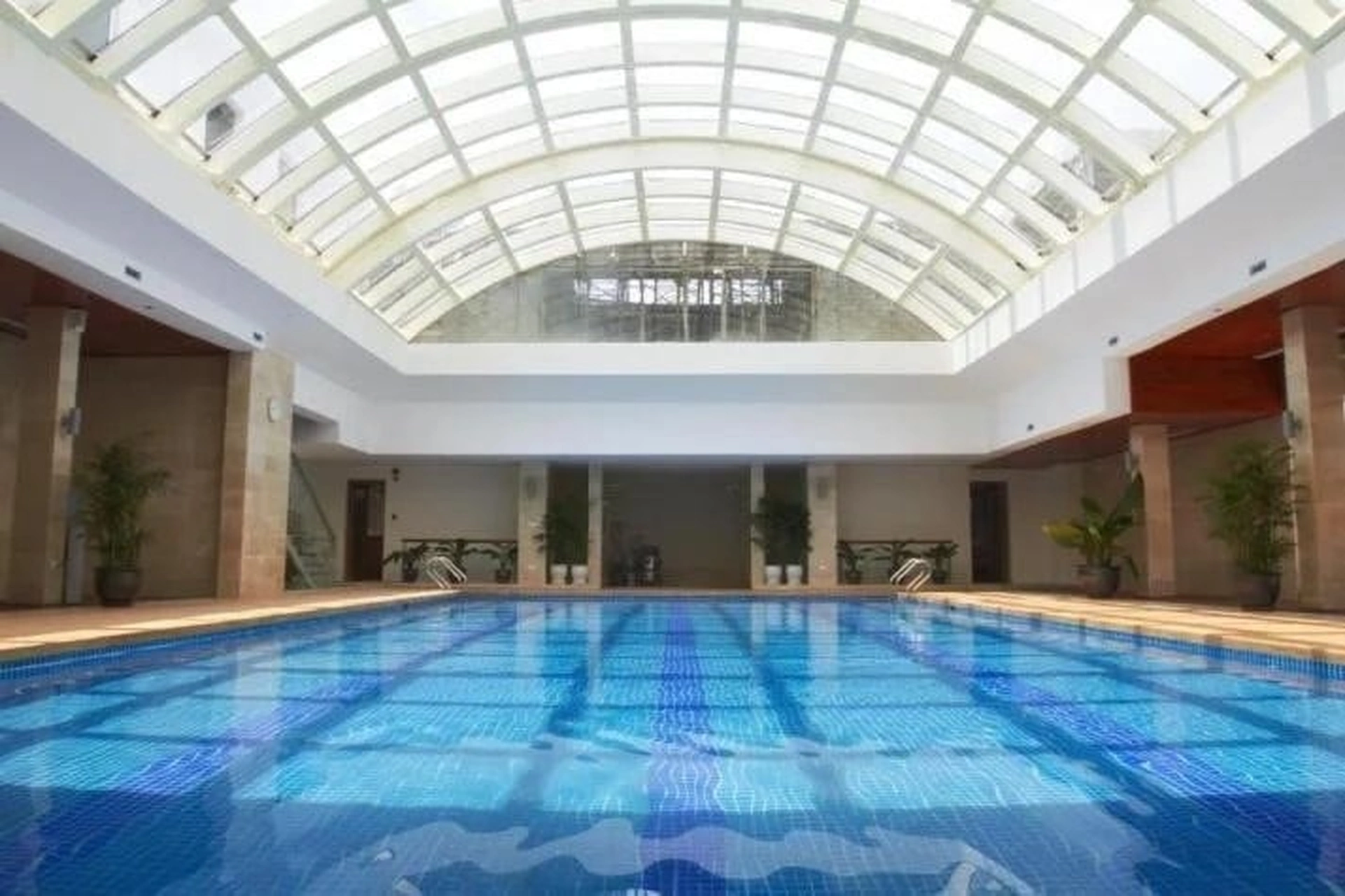 Gần chung cư Indochina Plaza quận Cầu Giấy có sân bóng, bể bơi nào không?