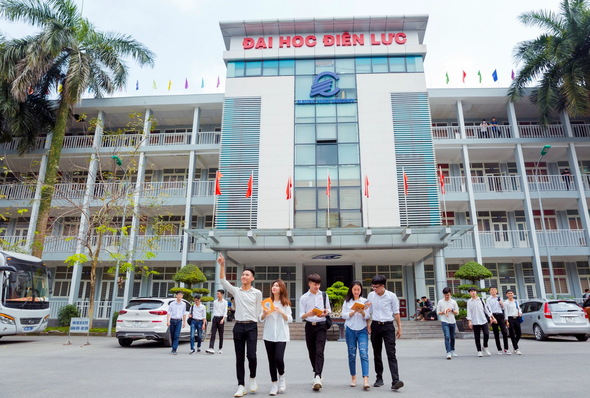 Dự án Starlake Tây Hồ cách trường Đại học Điện Lực bao nhiêu km?