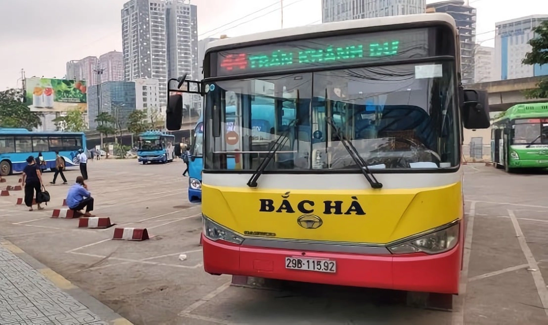 Có những tuyến xe bus nào đi qua chung cư Hapulico Complex?