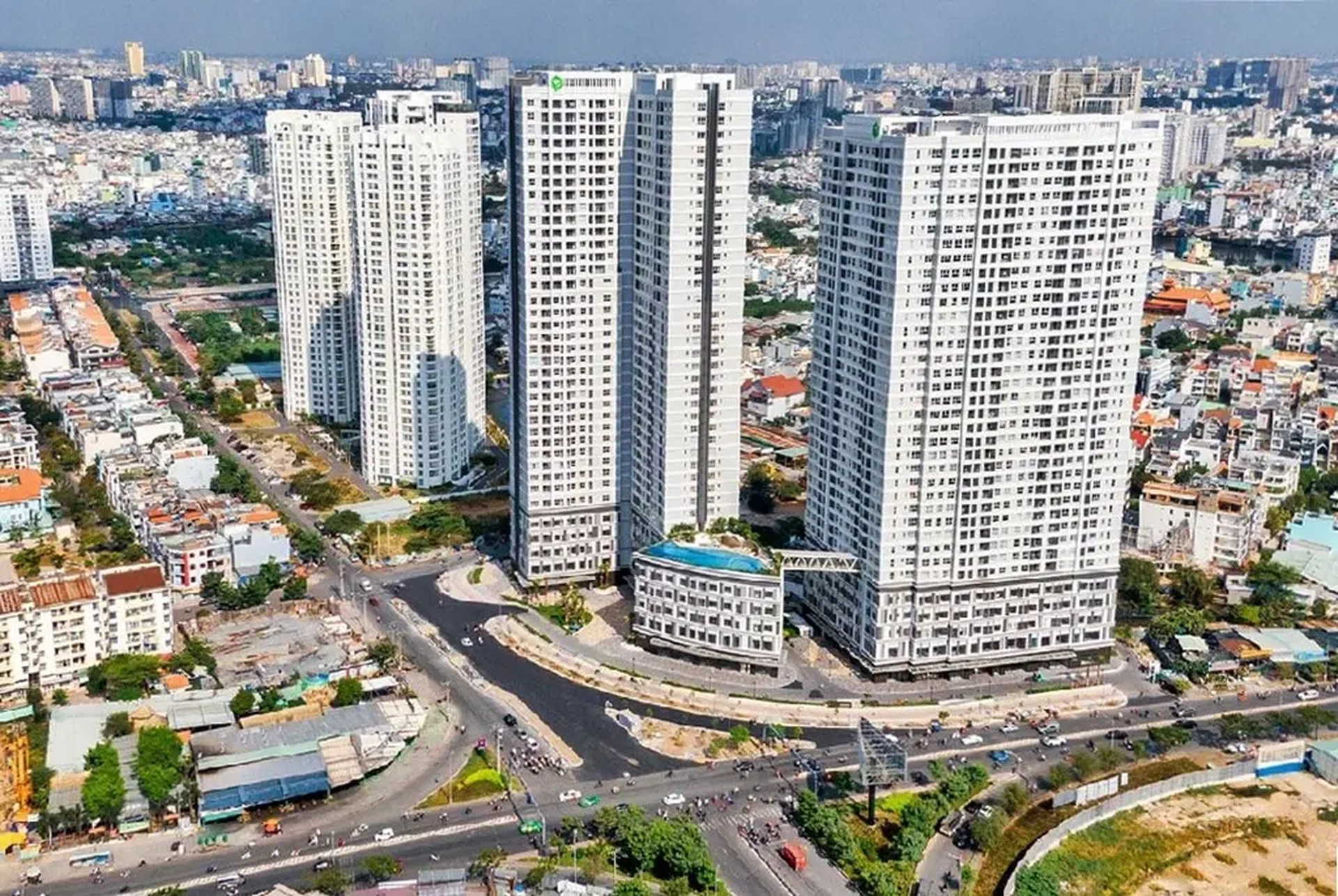 Có đủ chỗ đậu ôtô và xe máy chung cư Sunrise CityView Quận 7 không?