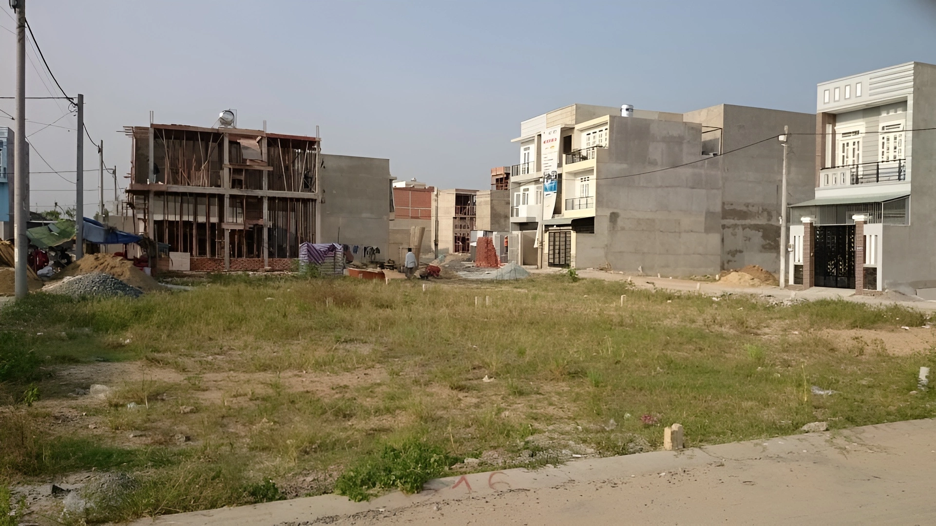 Nên hay không việc mua đất thổ cư người thân bán rẻ lại?