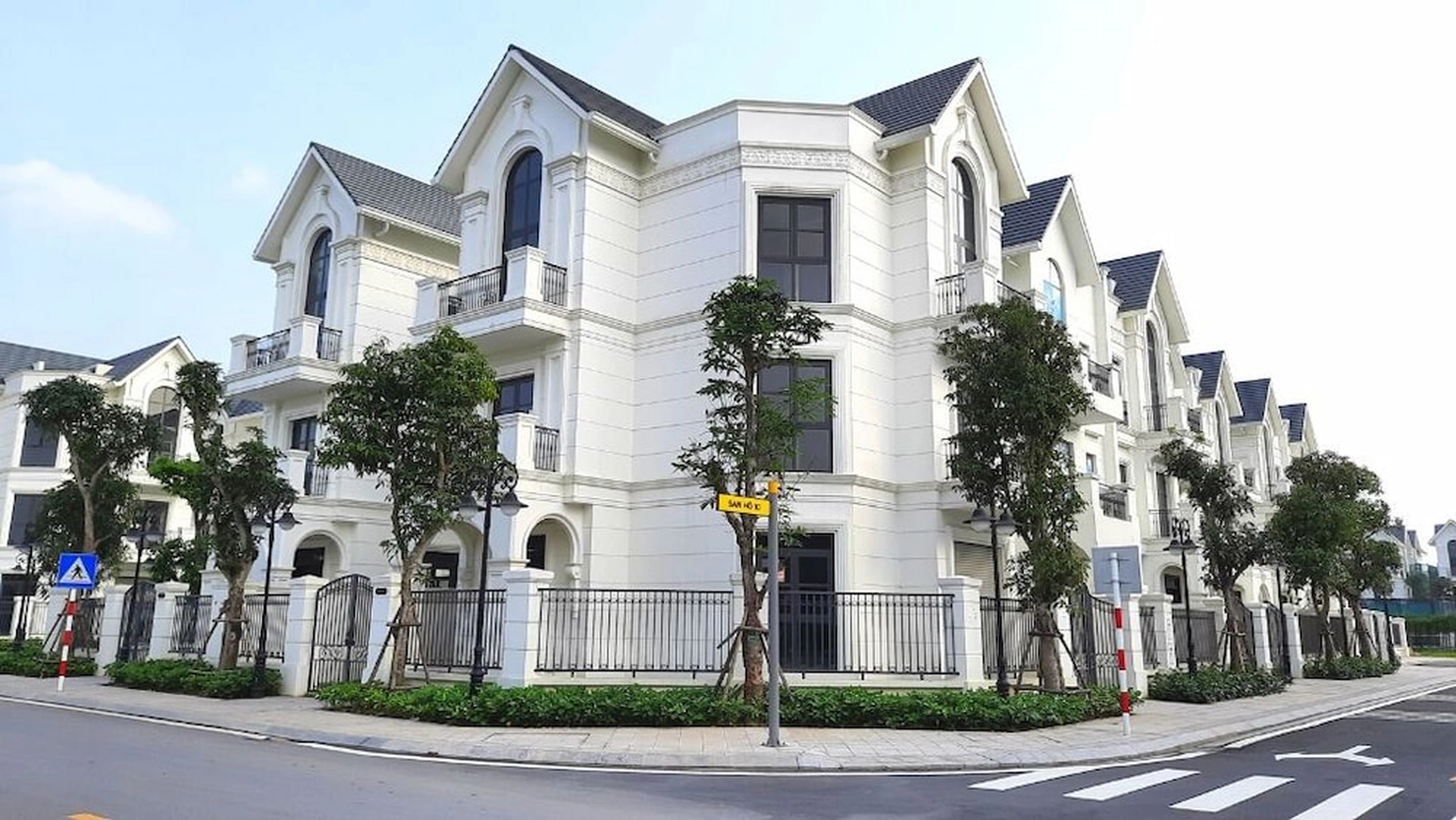 Bán căn biệt thự hướng Đông Nam phân khu San Hô Vinhomes Ocean Park ở đâu giá hợp lý?