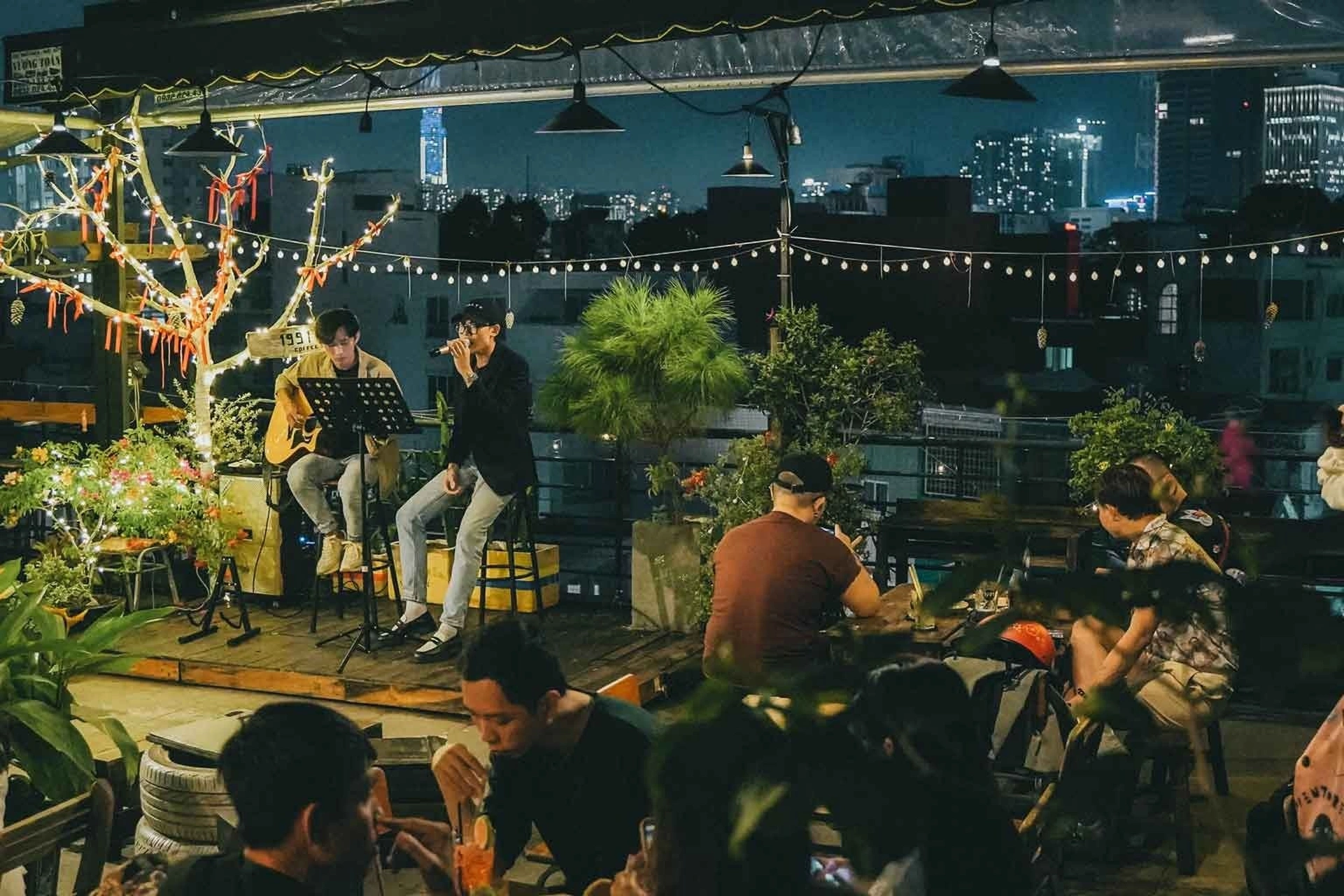 "Ngắm trọn vẹn Sài Gòn" với những quán cafe rooftop xung quanh Vinhomes Golden River