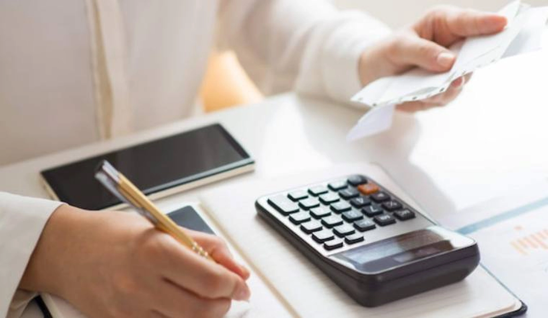 Đi làm văn phòng mấy năm nhưng vẫn chưa tiết kiệm được tiền: Đây là 9 cách giúp bạn quản lý chi tiêu hiệu quả