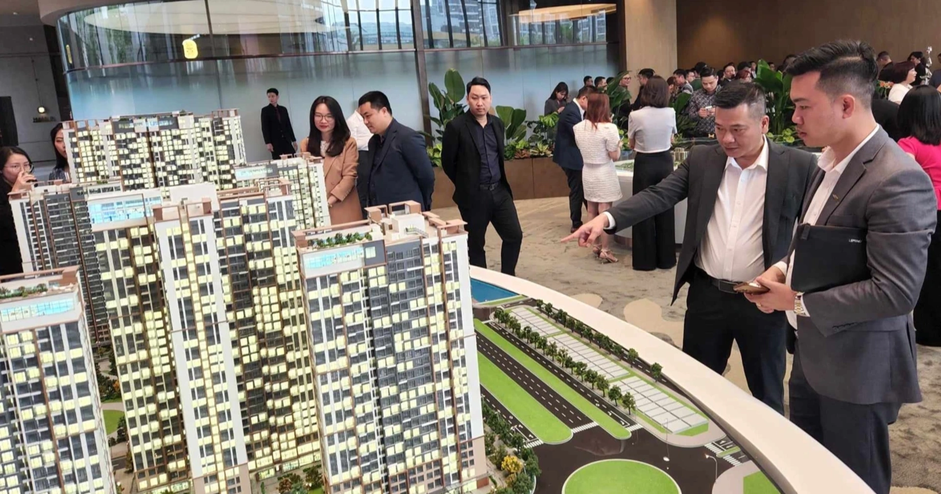Nhà đầu tư bất động sản "thoát khỏi tâm lý chờ đáy", sẵn sàng mua sắm?