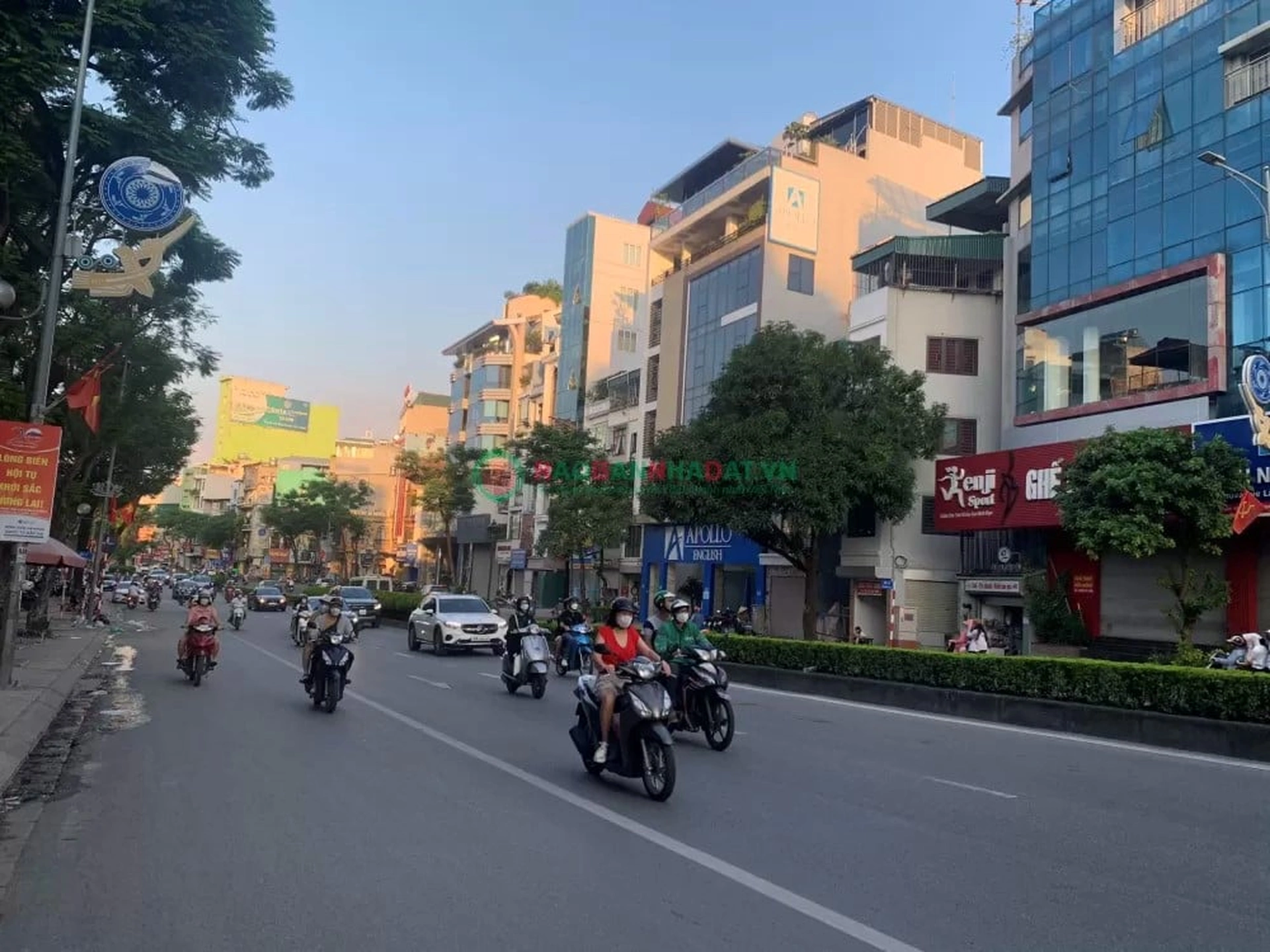 Nhà mặt ngõ diện tích 80m2 - 100m2 cách đường Nguyễn Văn Cừ quận Long Biên giá bao nhiêu?
