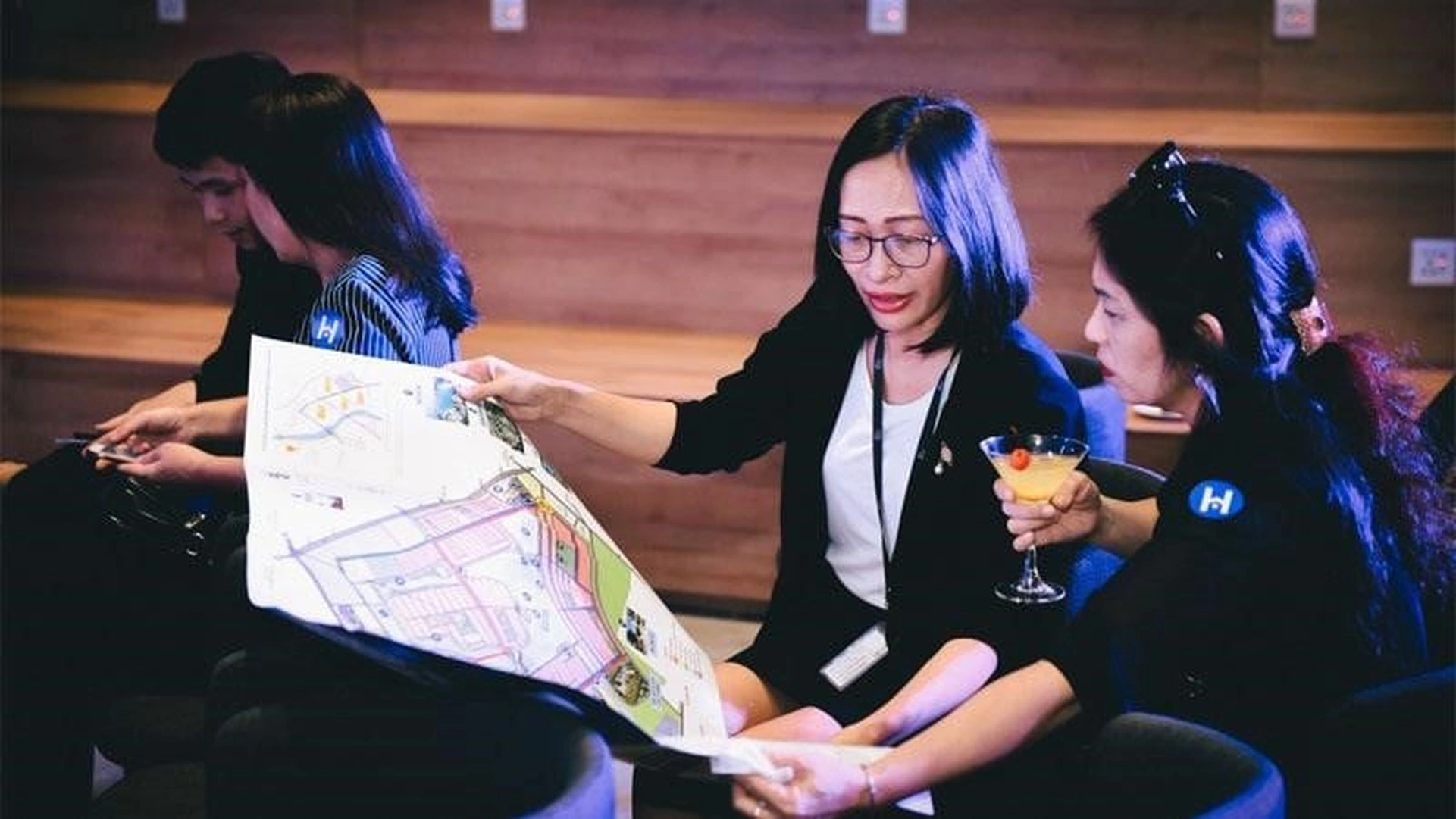 Giao dịch bất động sản qua sàn và những điều cần biết