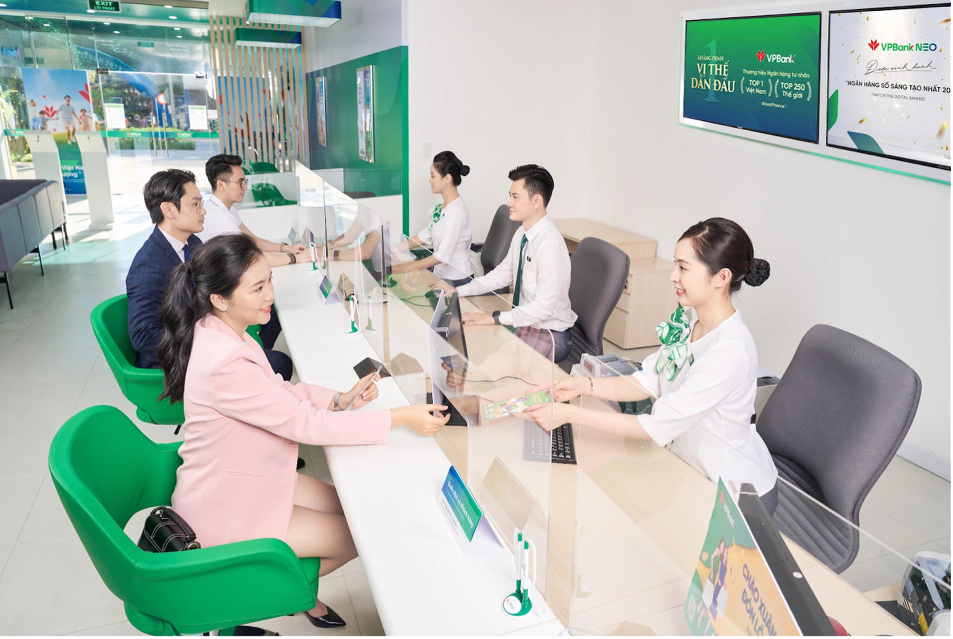 Lãi suất vay ngân hàng VP Bank năm 2023 đang là bao nhiêu? Ngân hàng có cho vay mua dự án bất động sản hay không?