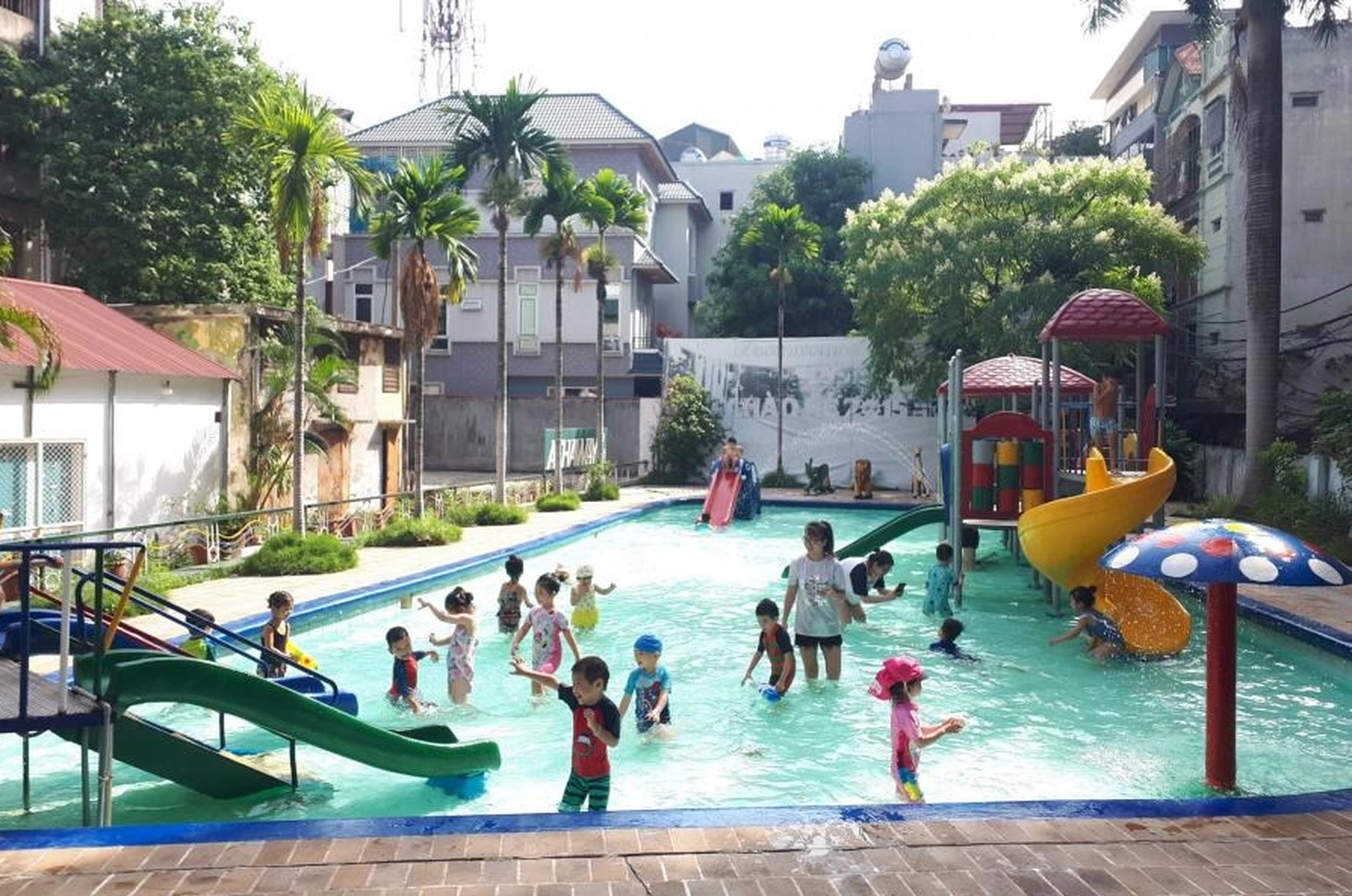 Top 5 bể bơi chung cư nổi tiếng nhất quận Cầu Giấy kèm giá vé