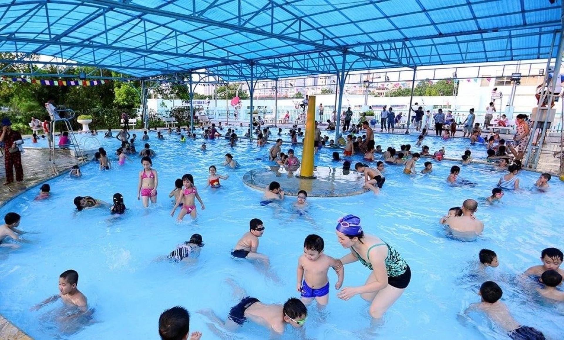 Top 5 bể bơi bốn mùa thuộc quận Long Biên kèm giá vé