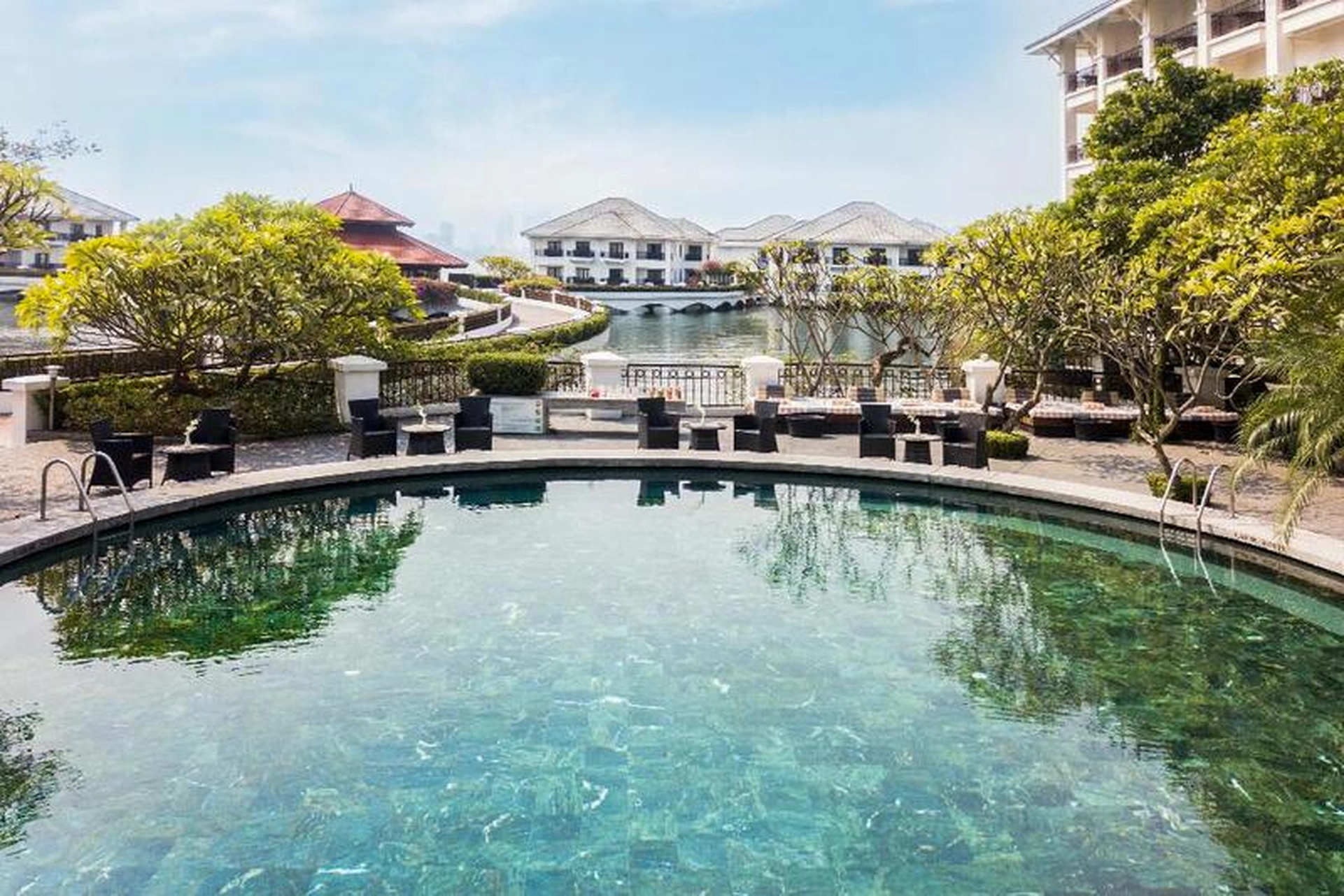 Bỏ túi các địa chỉ và giá vé bể bơi quận Tây Hồ tốt nhất