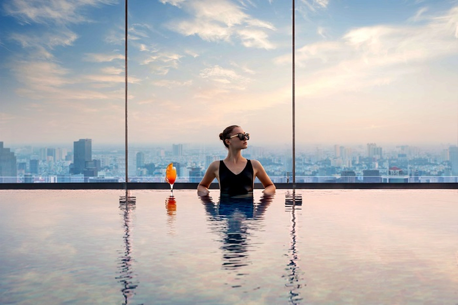 Làm dịu cái nóng mùa hè với top các bể bơi vô cực đẹp tại TP.HCM