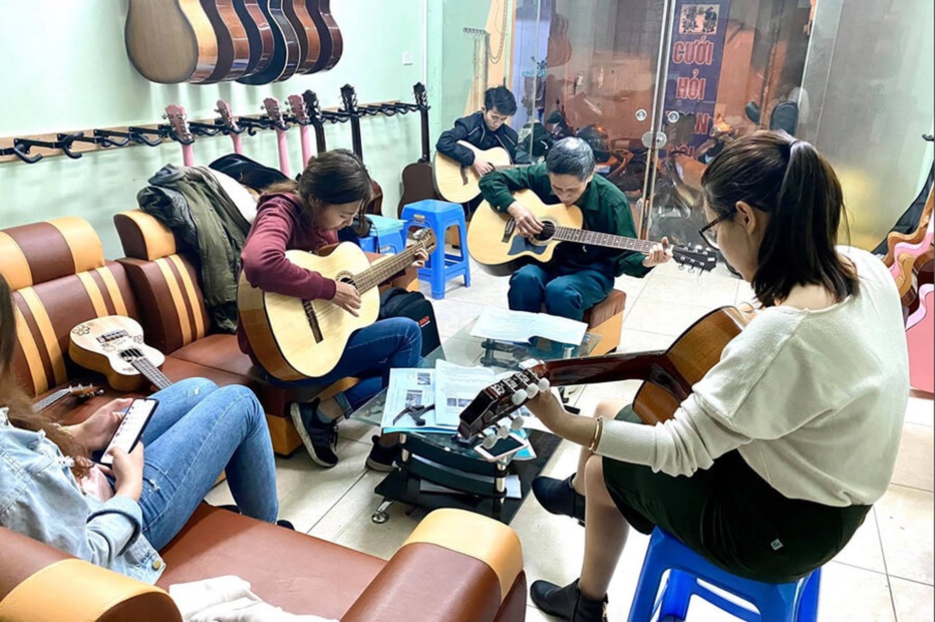 Gợi ý 6 trung tâm dạy đàn guitar uy tín cho trẻ tại quận Cầu Giấy