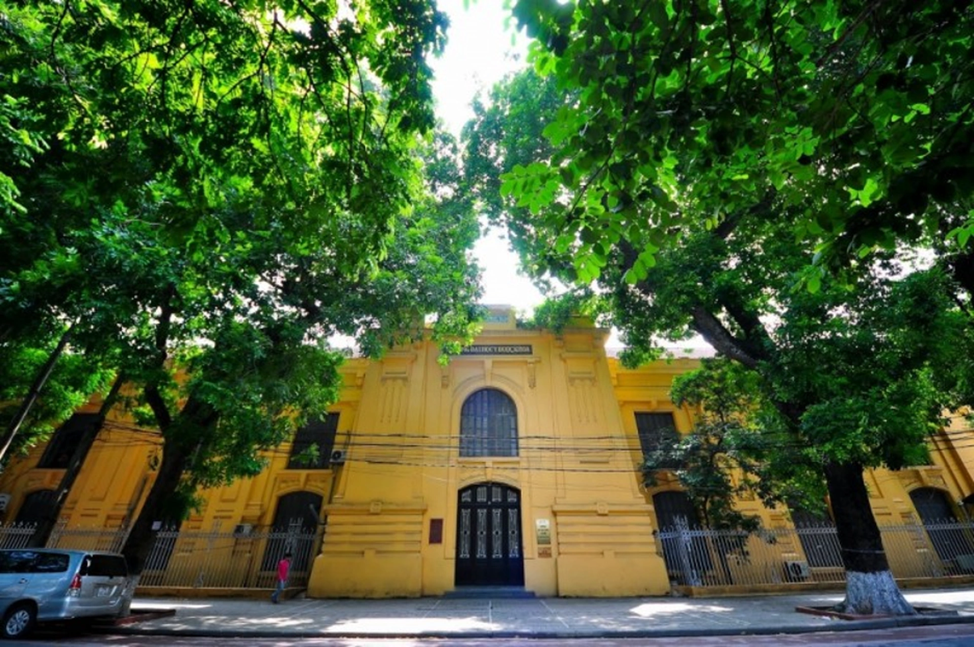 Gần trường Đại học Dược Hà Nội có chung cư nào đang bán căn hộ 2 phòng ngủ?