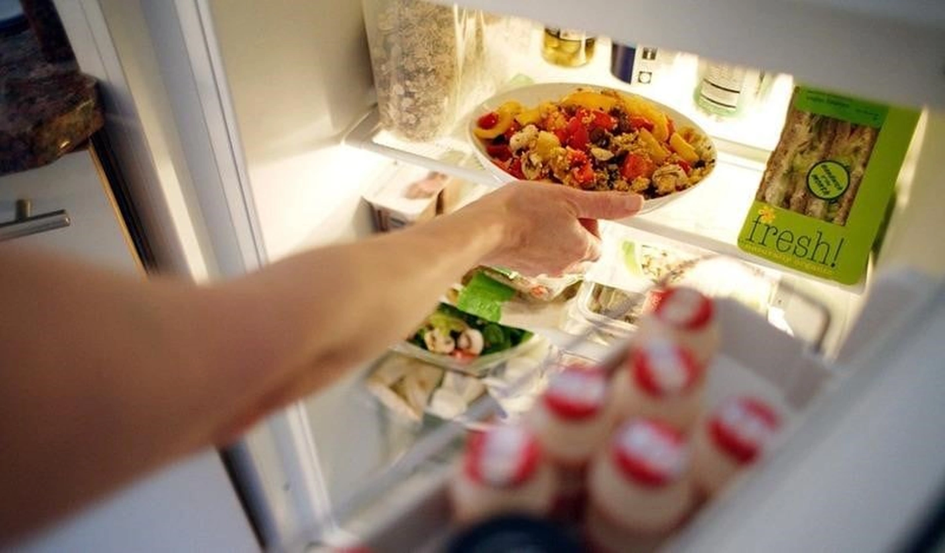 Tủ lạnh bị mất điện đột ngột, người dân làm gì để bảo quản thực phẩm?