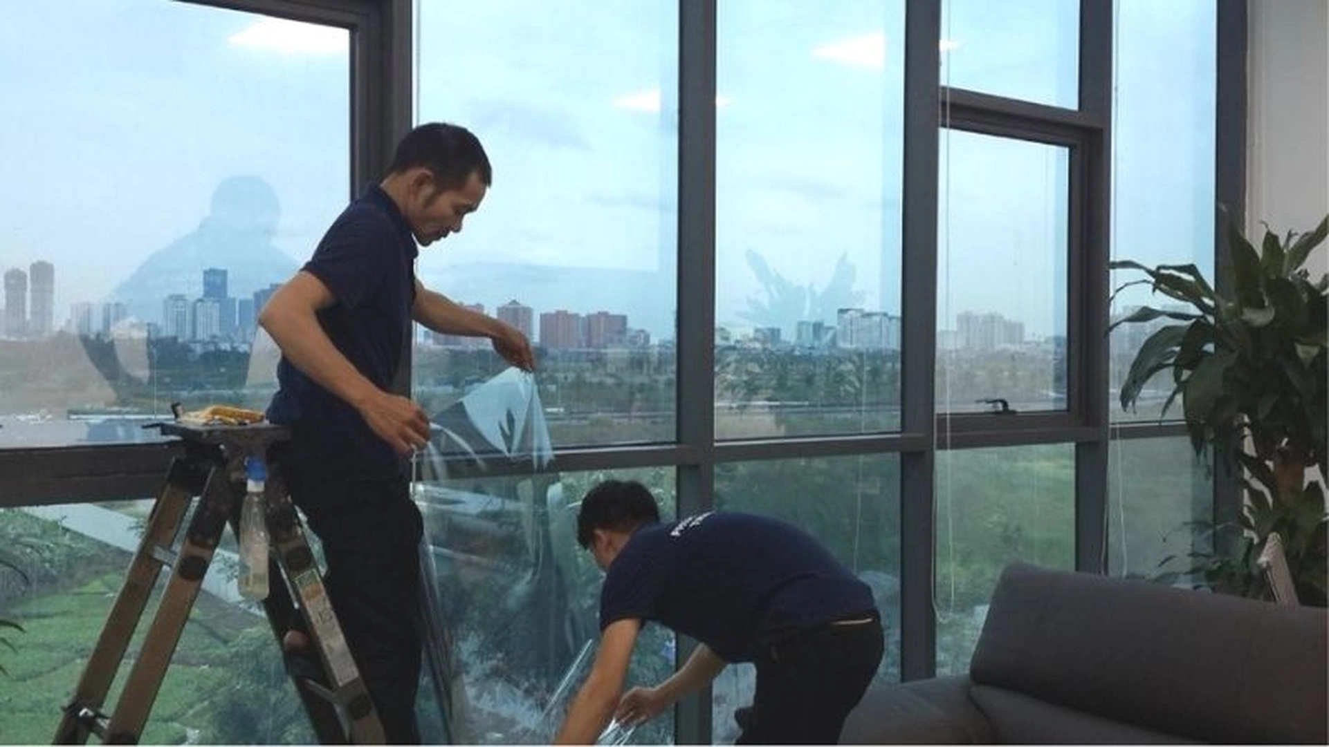 Nhà chung cư có nên dán phim cách nhiệt lên kính để chống nóng không?